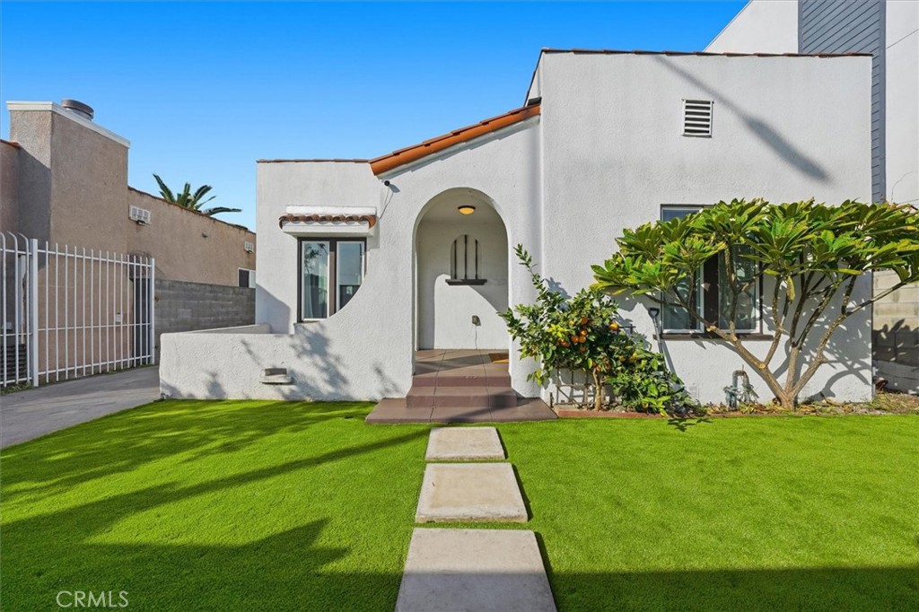 2805 S La Brea Avenue