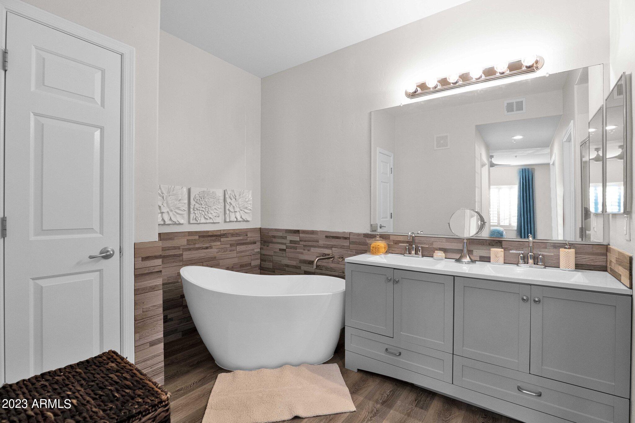 14000 N 94TH Street, 1088