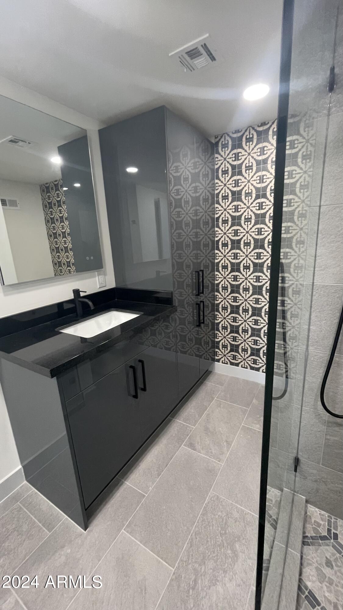 207 W CLARENDON Avenue, C22