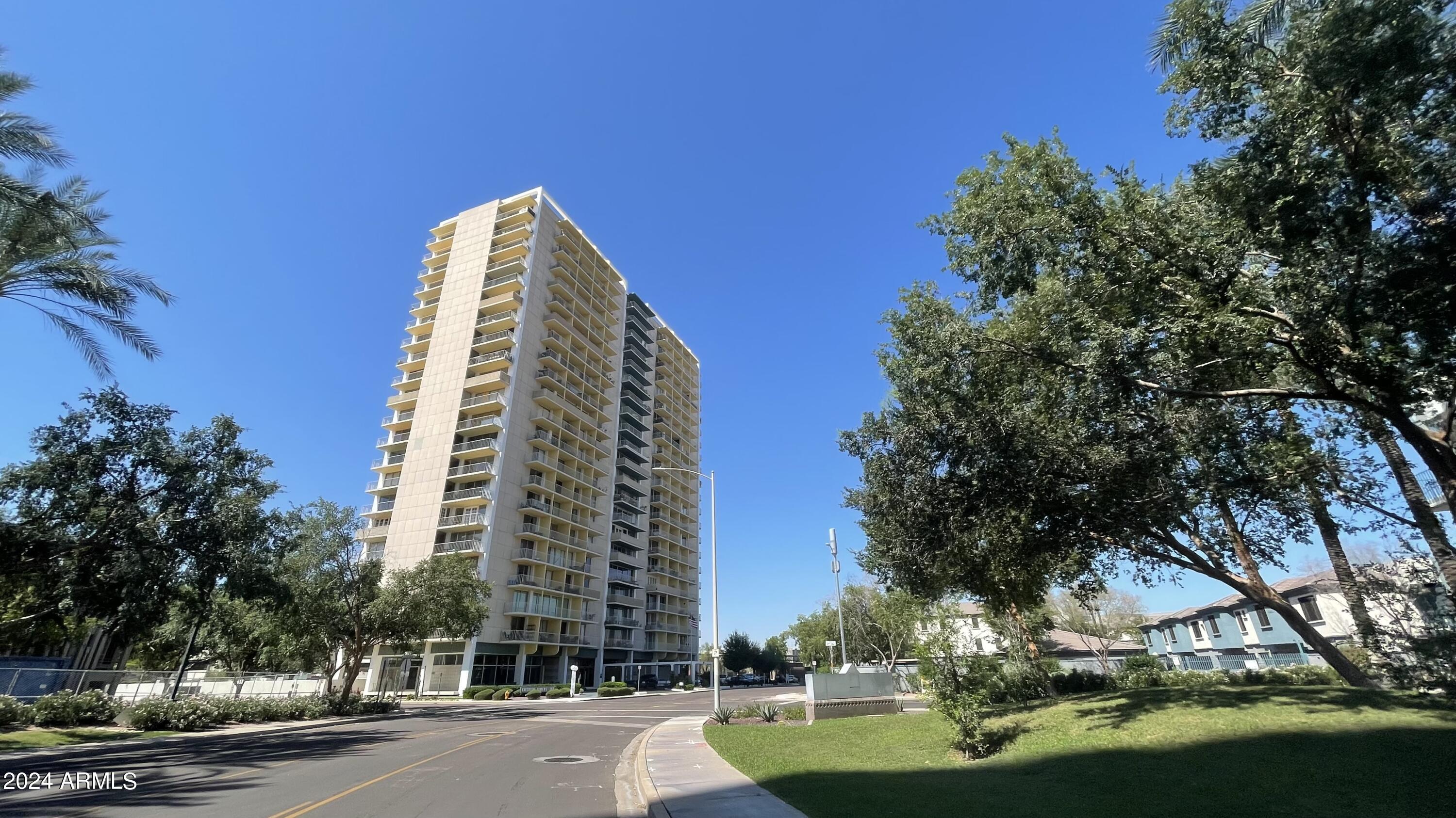 207 W CLARENDON Avenue, C22