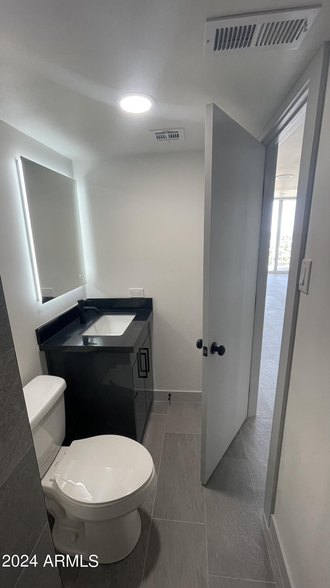 207 W CLARENDON Avenue, C22