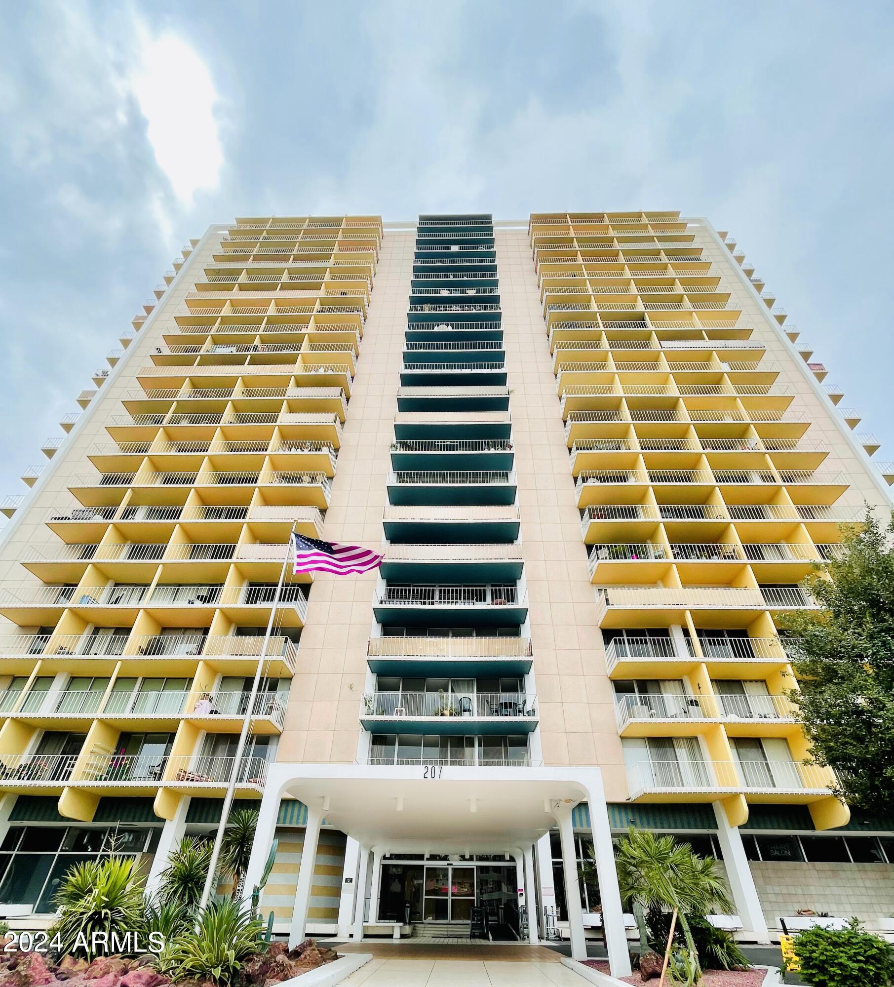 207 W CLARENDON Avenue, C22