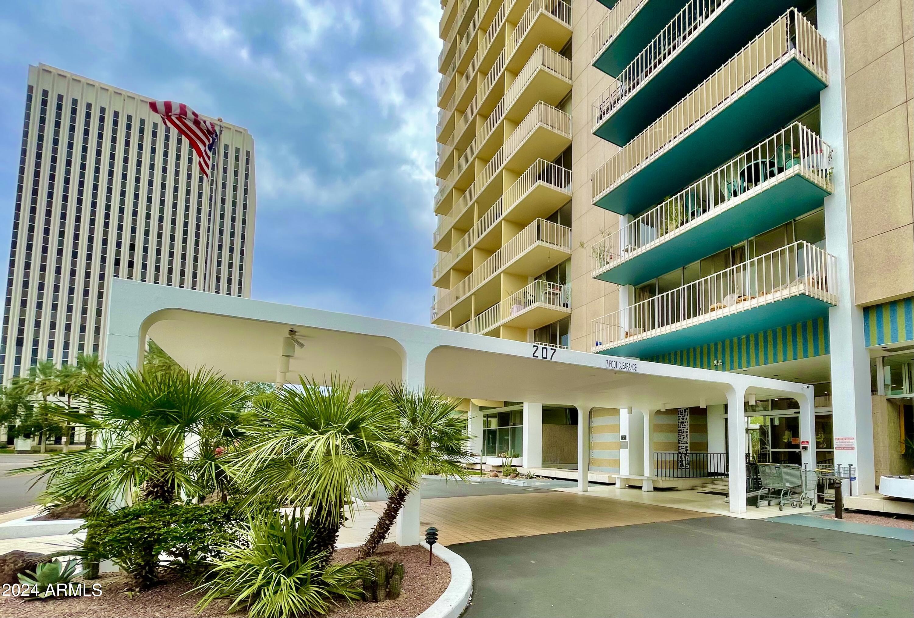 207 W CLARENDON Avenue, C22