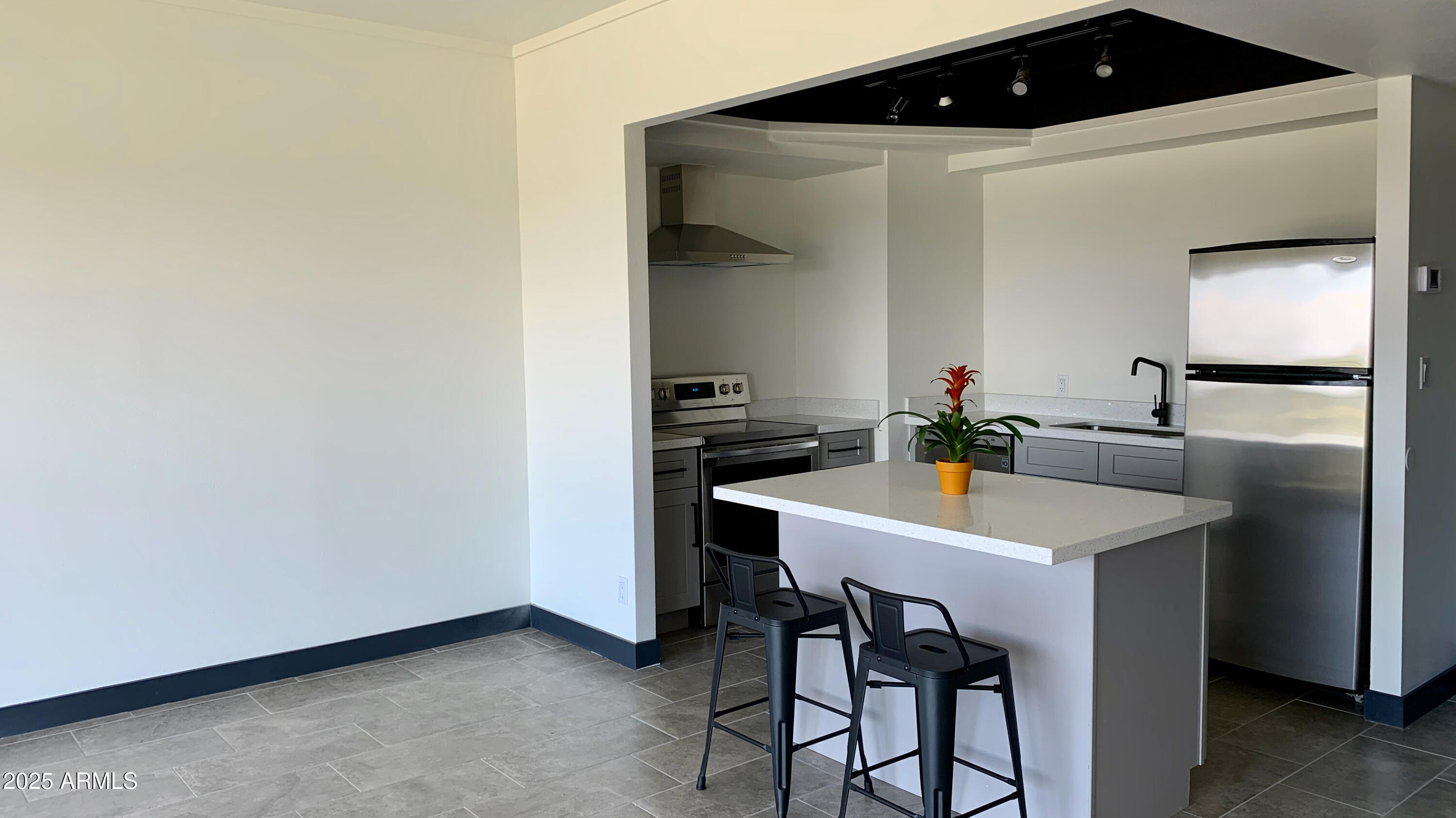 4750 N CENTRAL Avenue, 14A