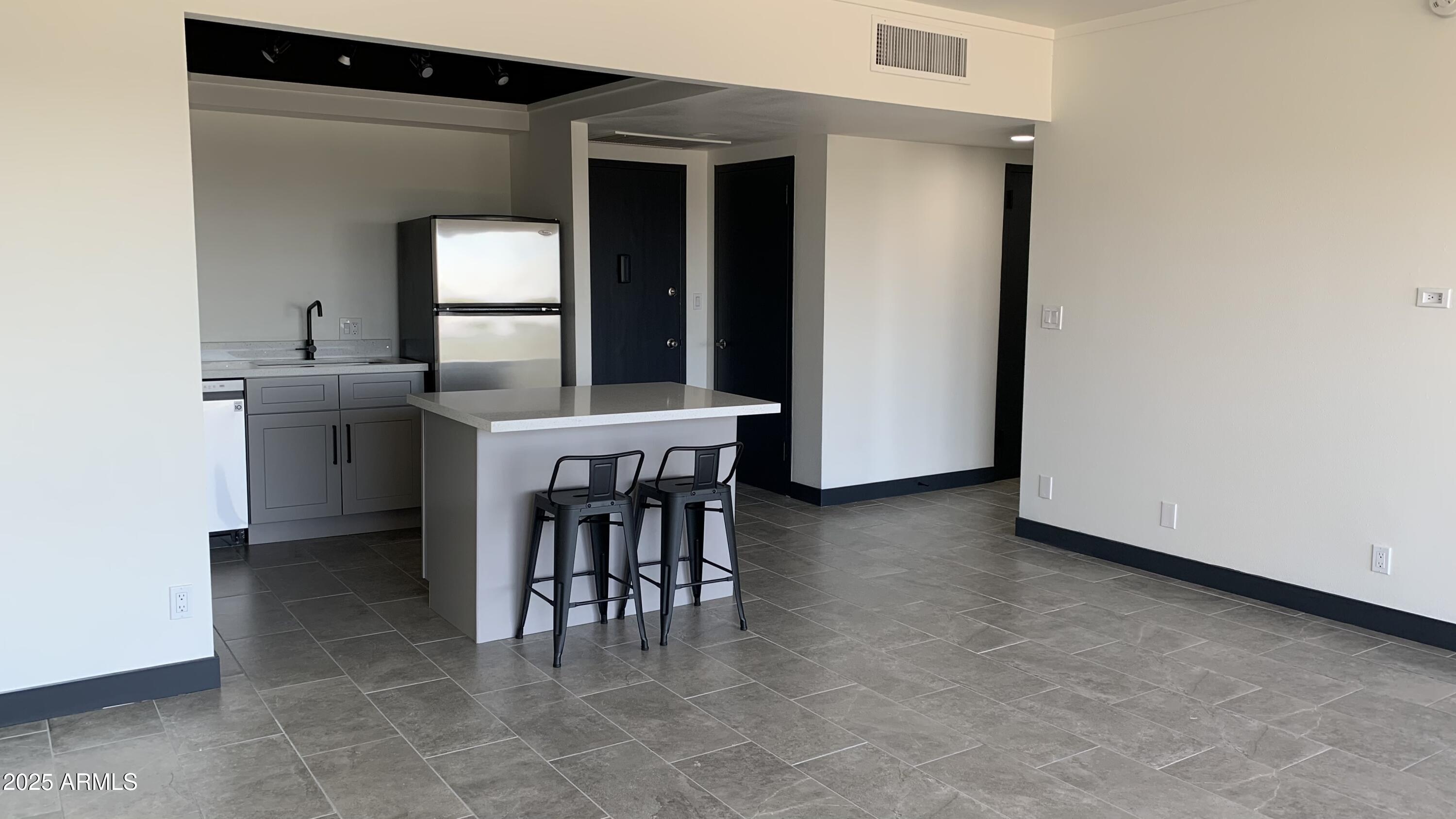 4750 N CENTRAL Avenue, 14A