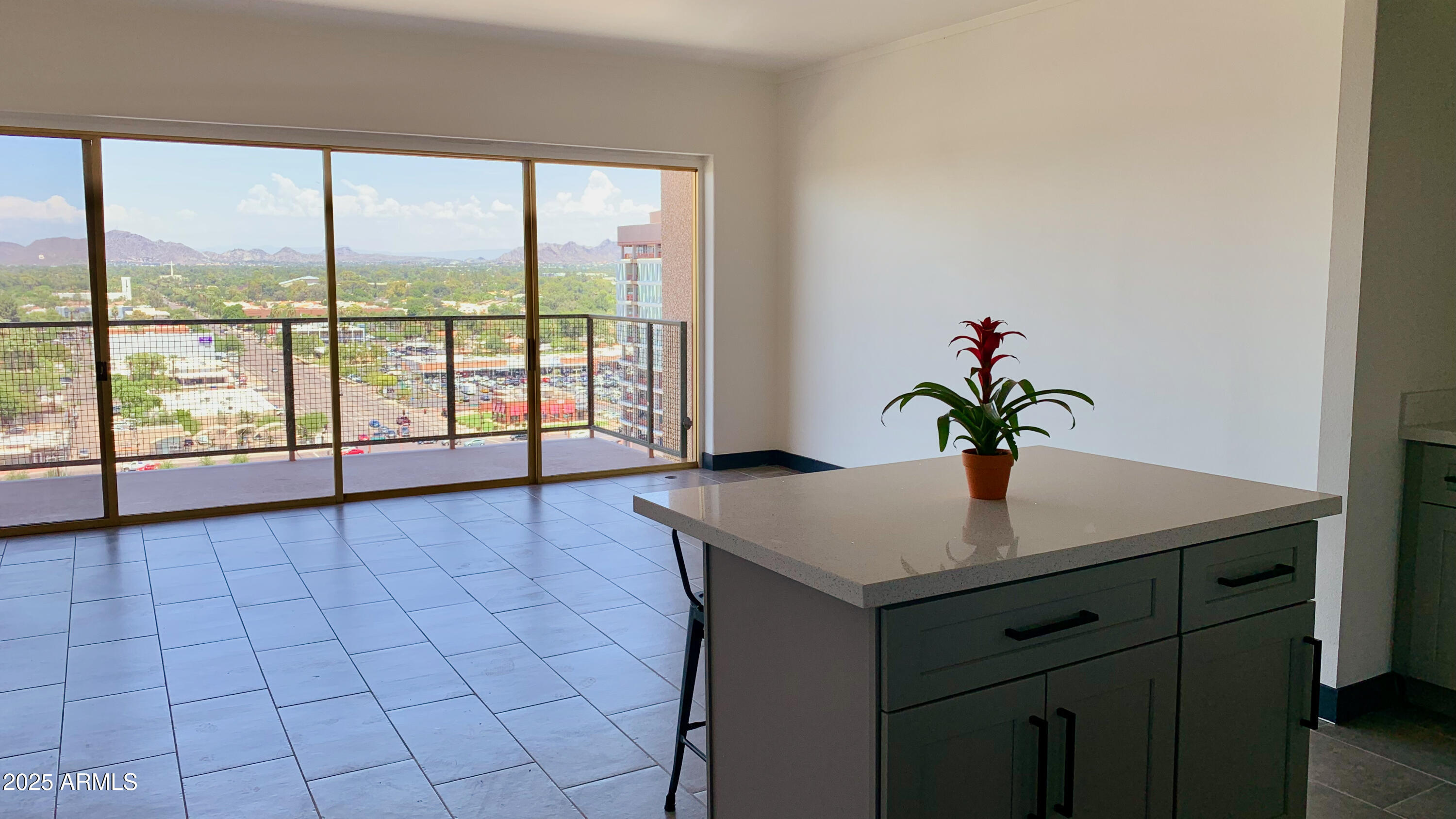 4750 N CENTRAL Avenue, 14A