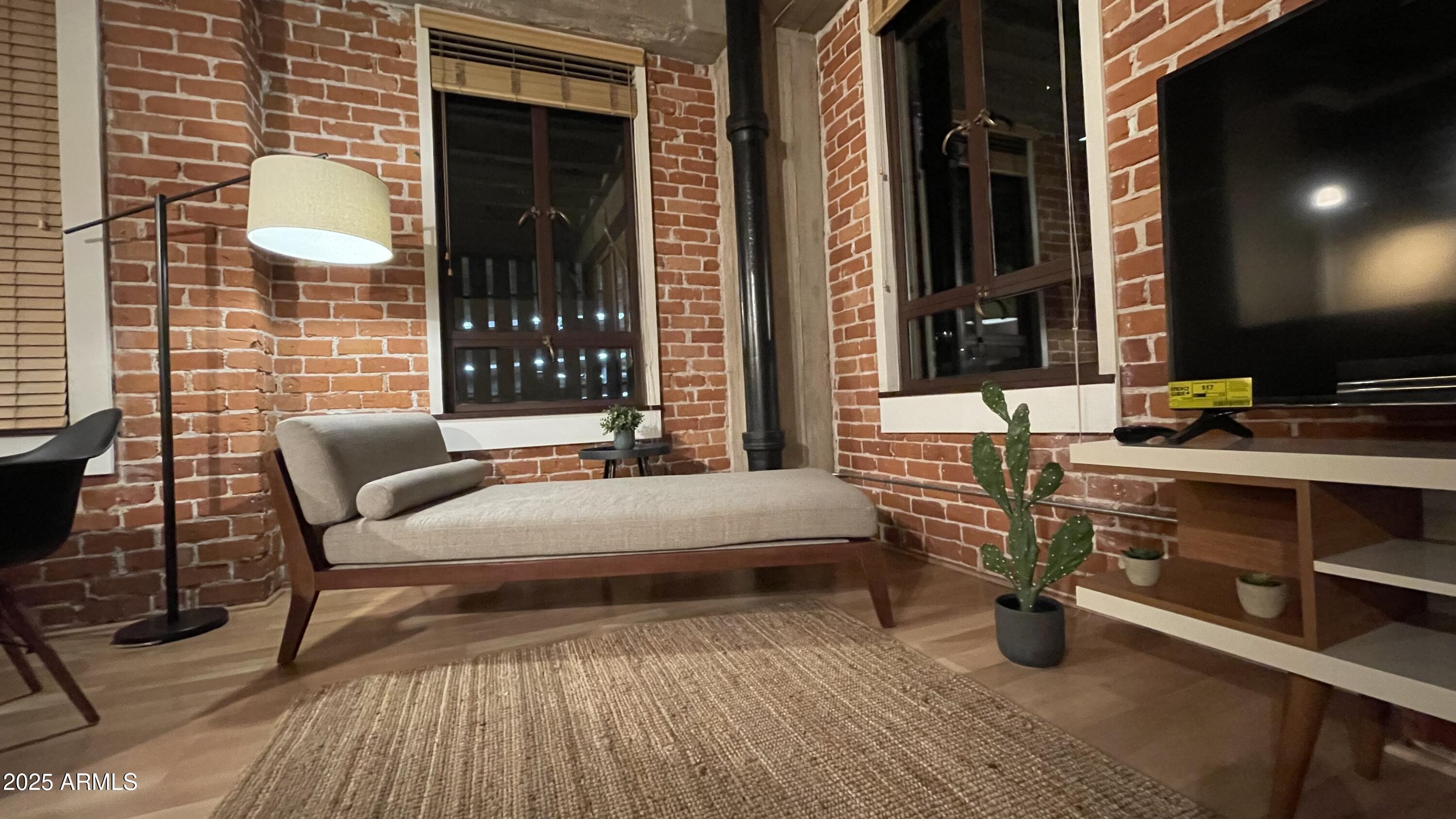 114 W ADAMS Street, 404