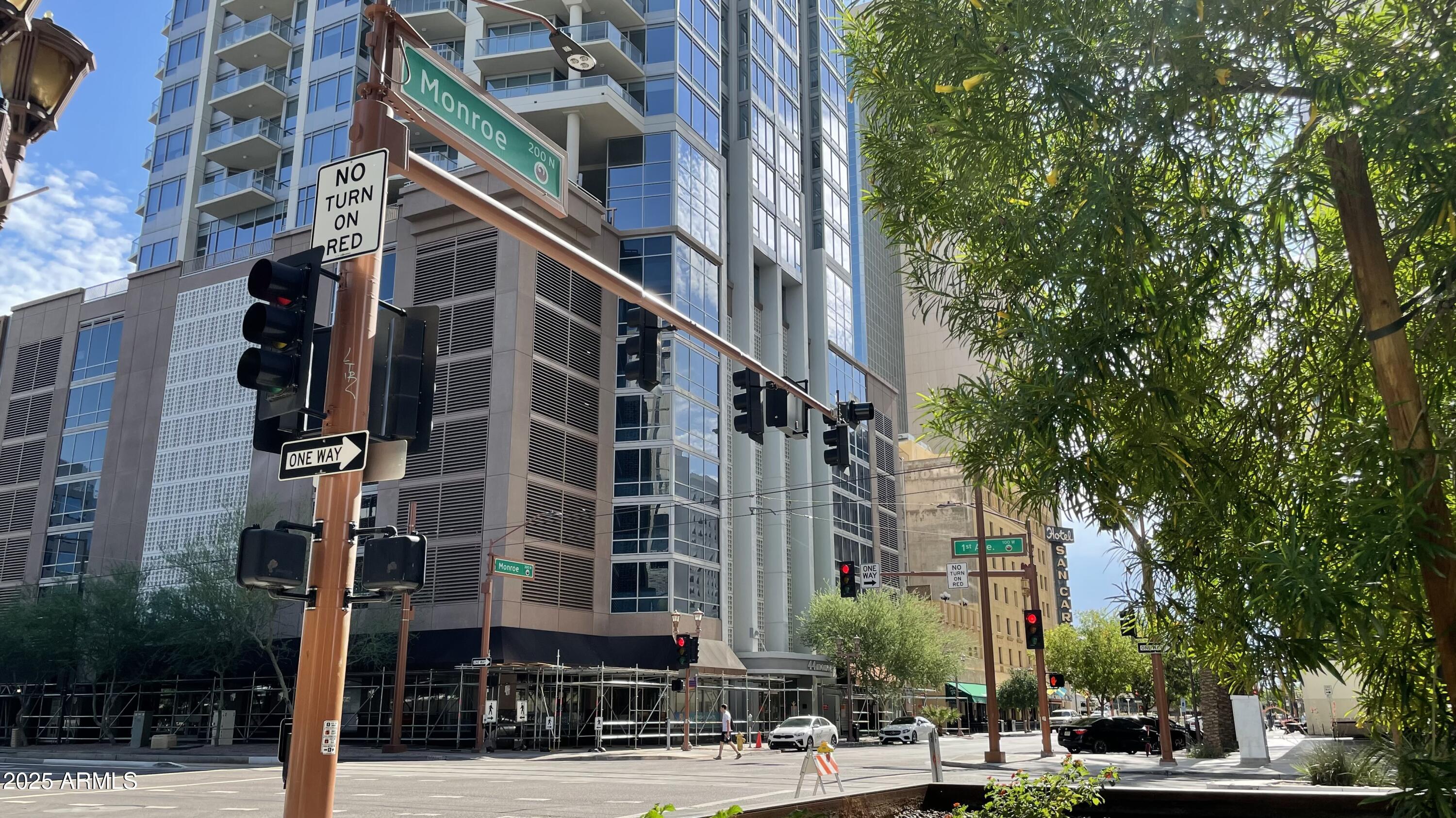 114 W ADAMS Street, 404