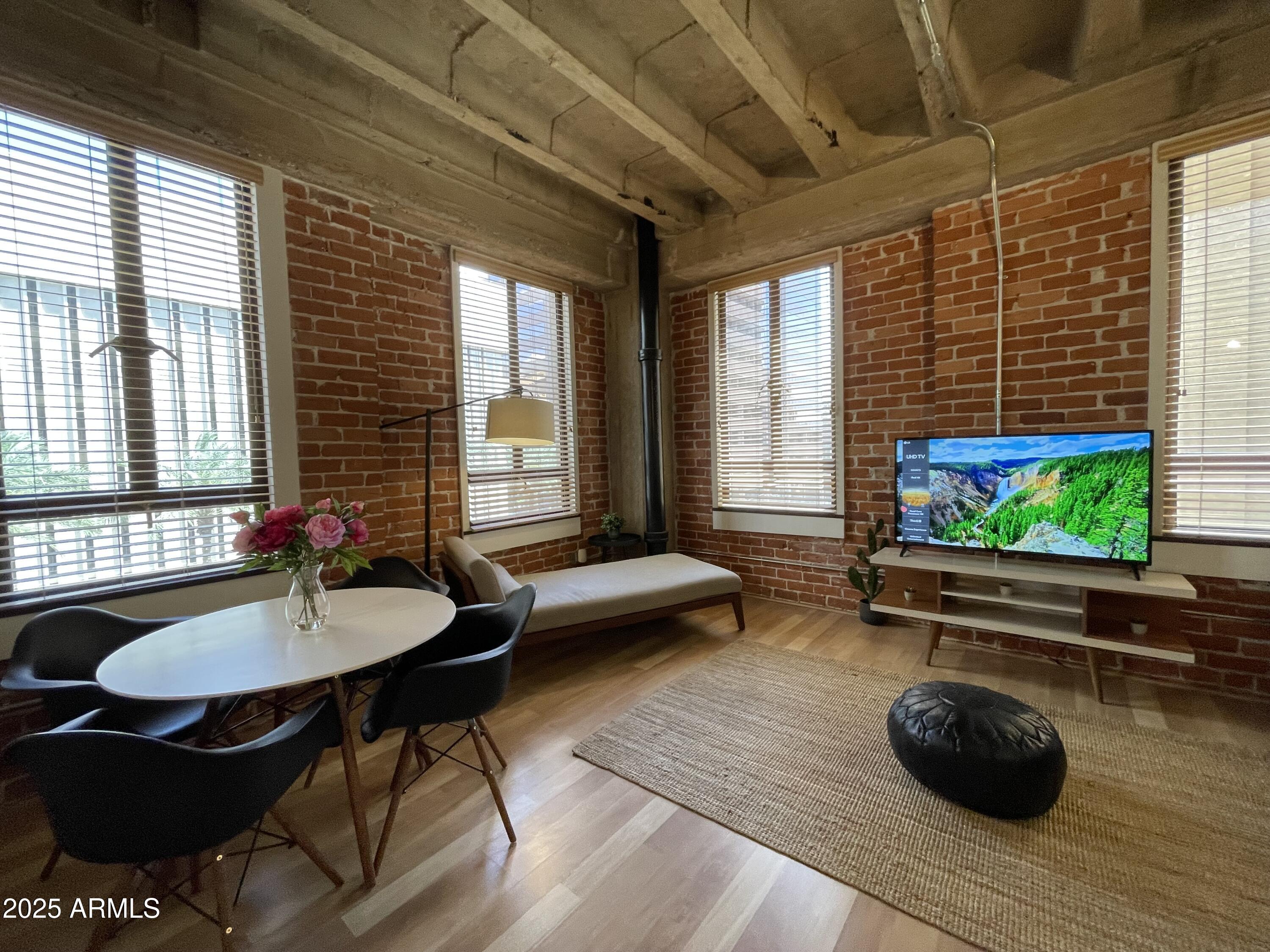 114 W ADAMS Street, 404