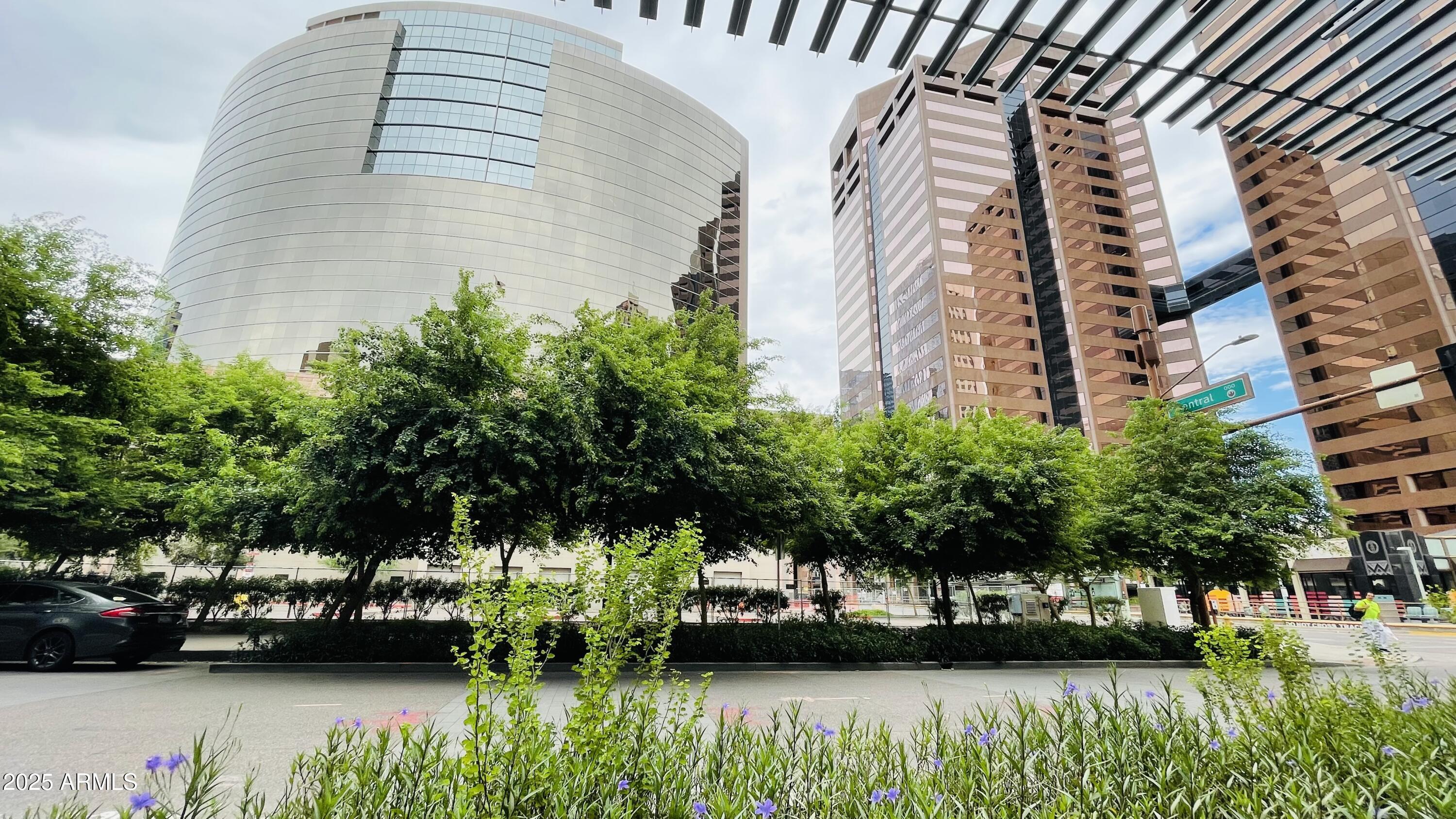 114 W ADAMS Street, 404