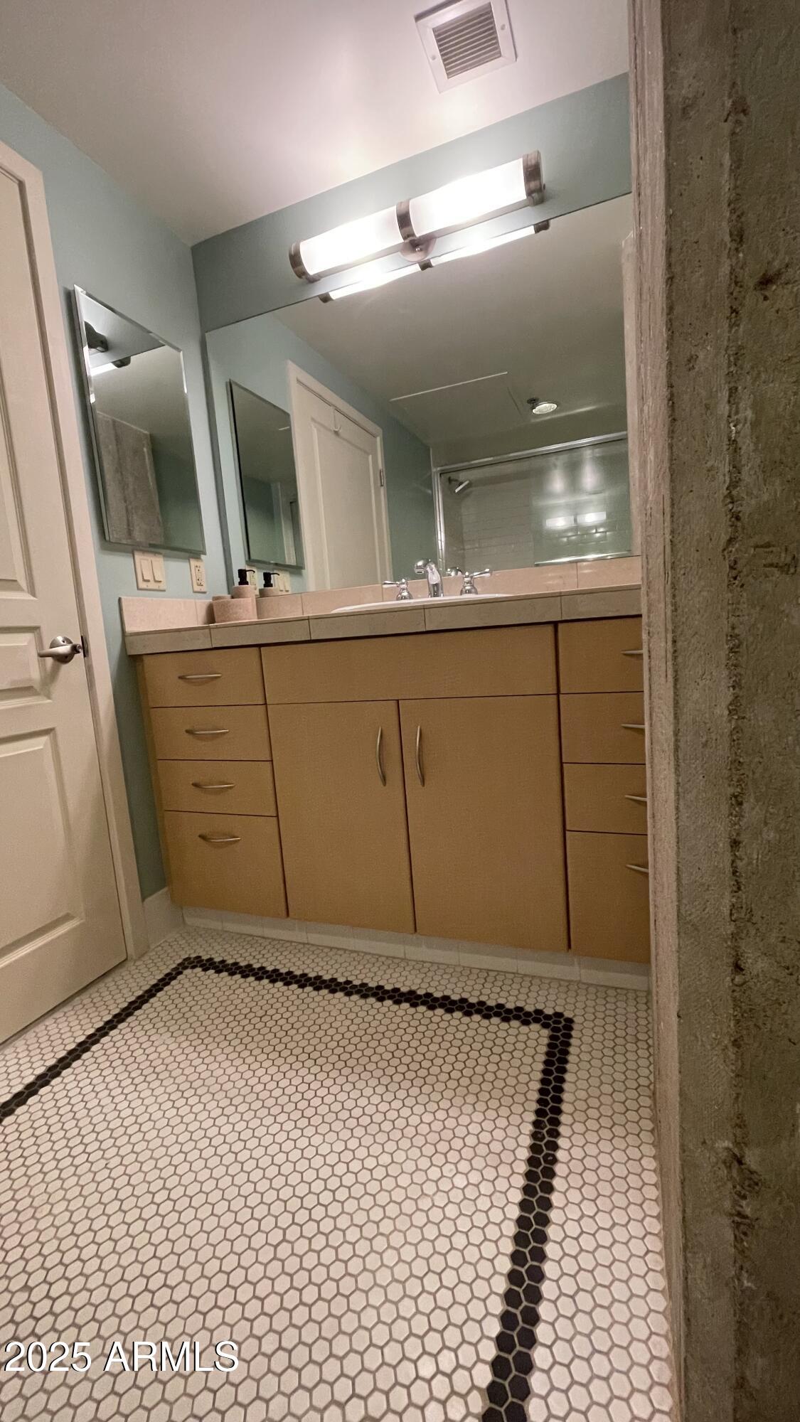 114 W ADAMS Street, 404