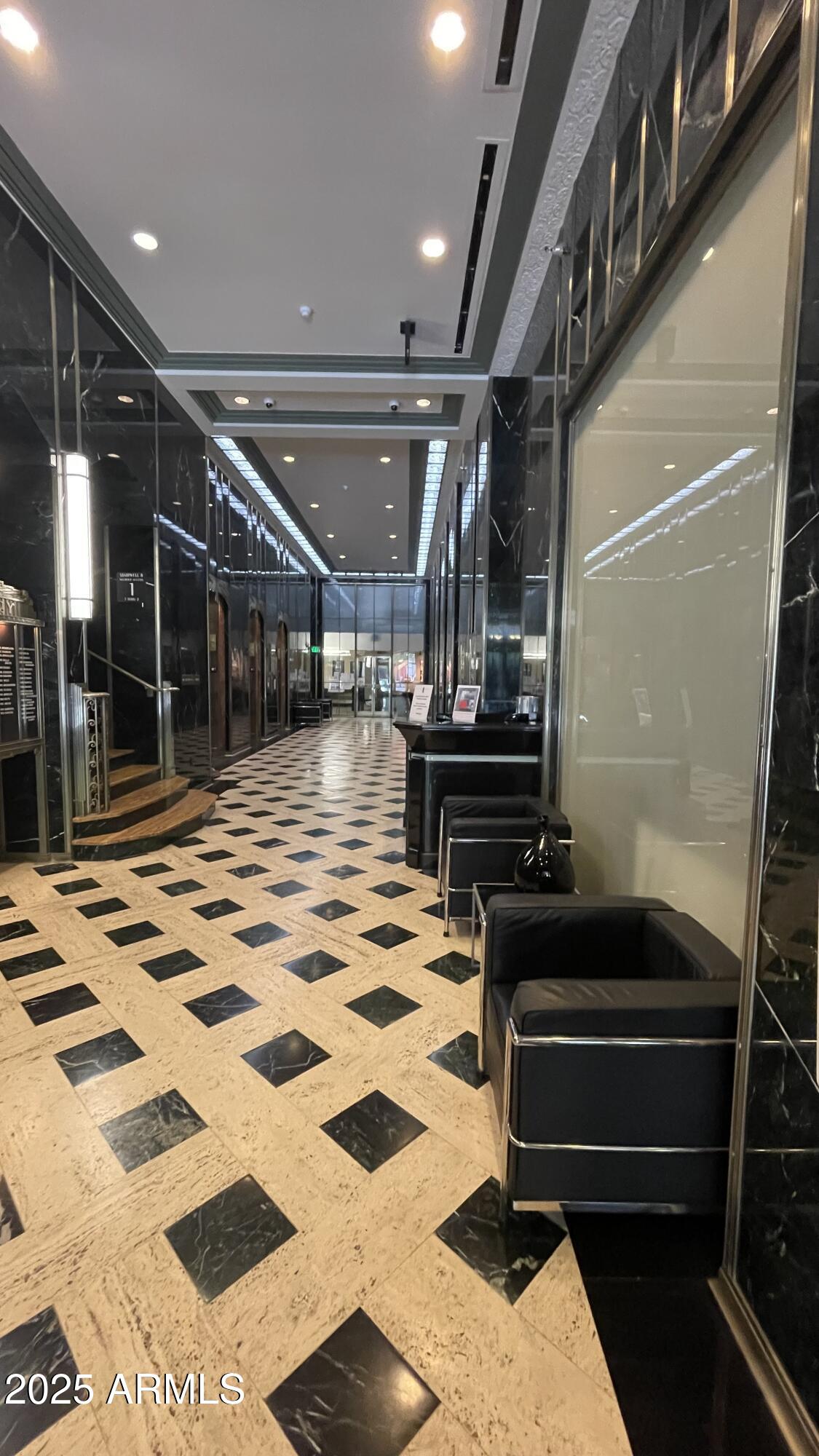 114 W ADAMS Street, 404