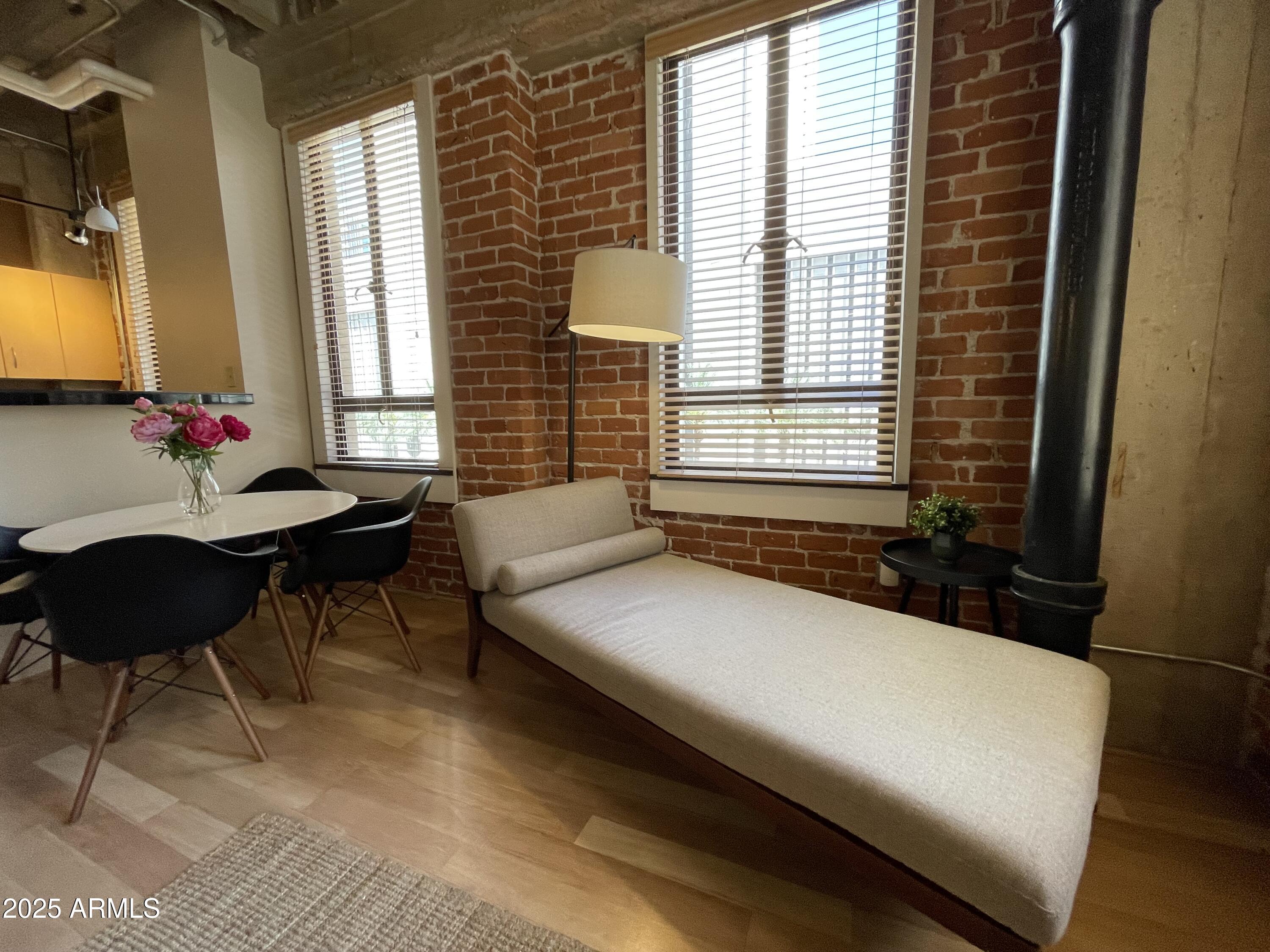 114 W ADAMS Street, 404