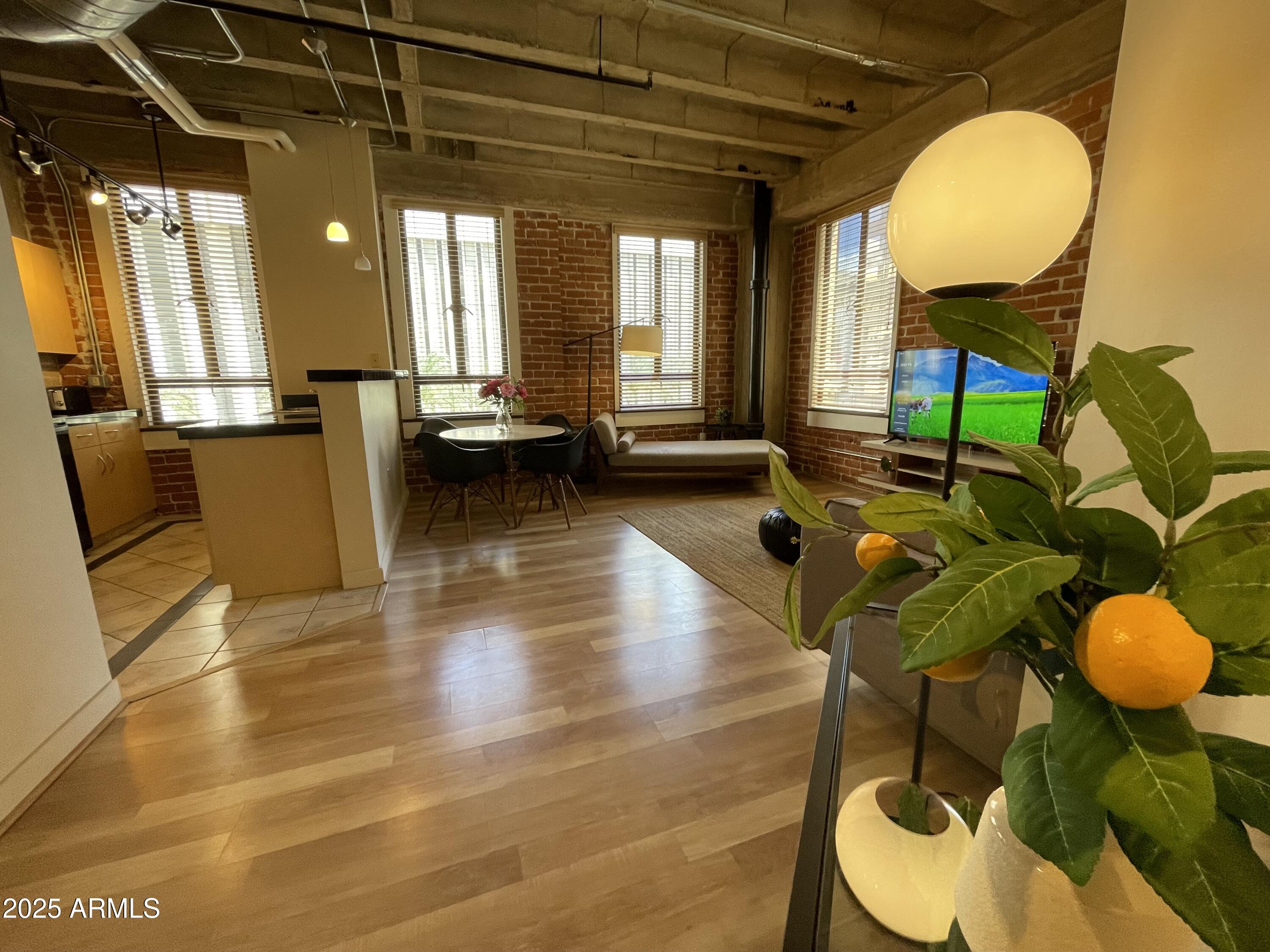 114 W ADAMS Street, 404