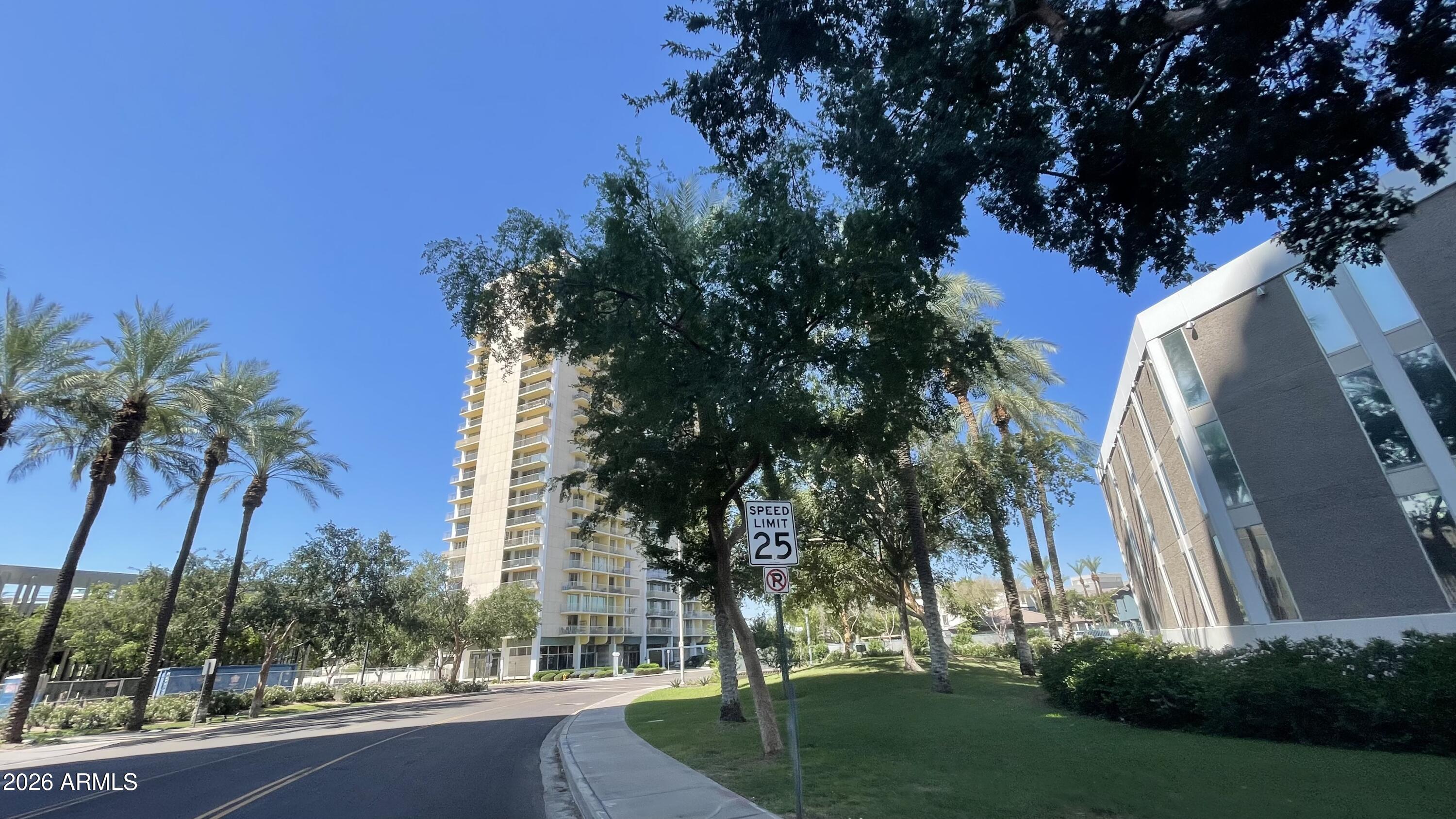 207 W Clarendon Avenue Unit 22C