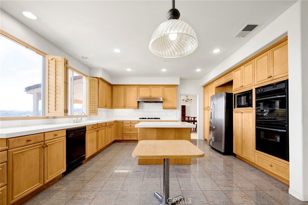 5936 Vista De La Luz