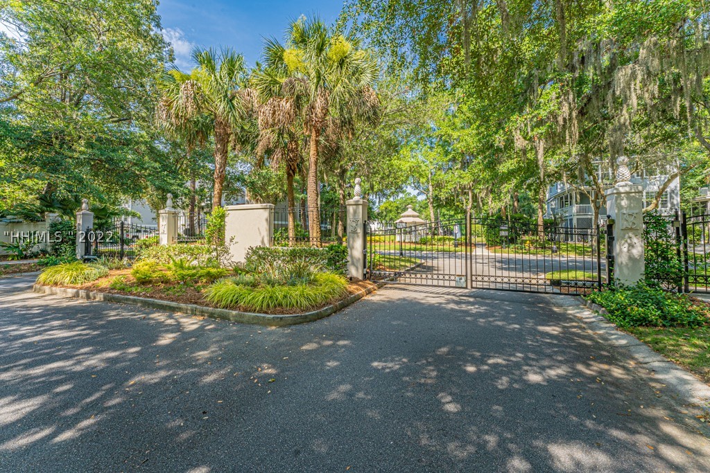 61 Victoria Square Drive