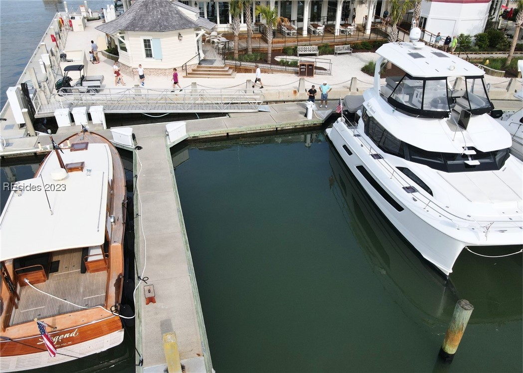2 HARBOUR TOWN YACHT BASIN