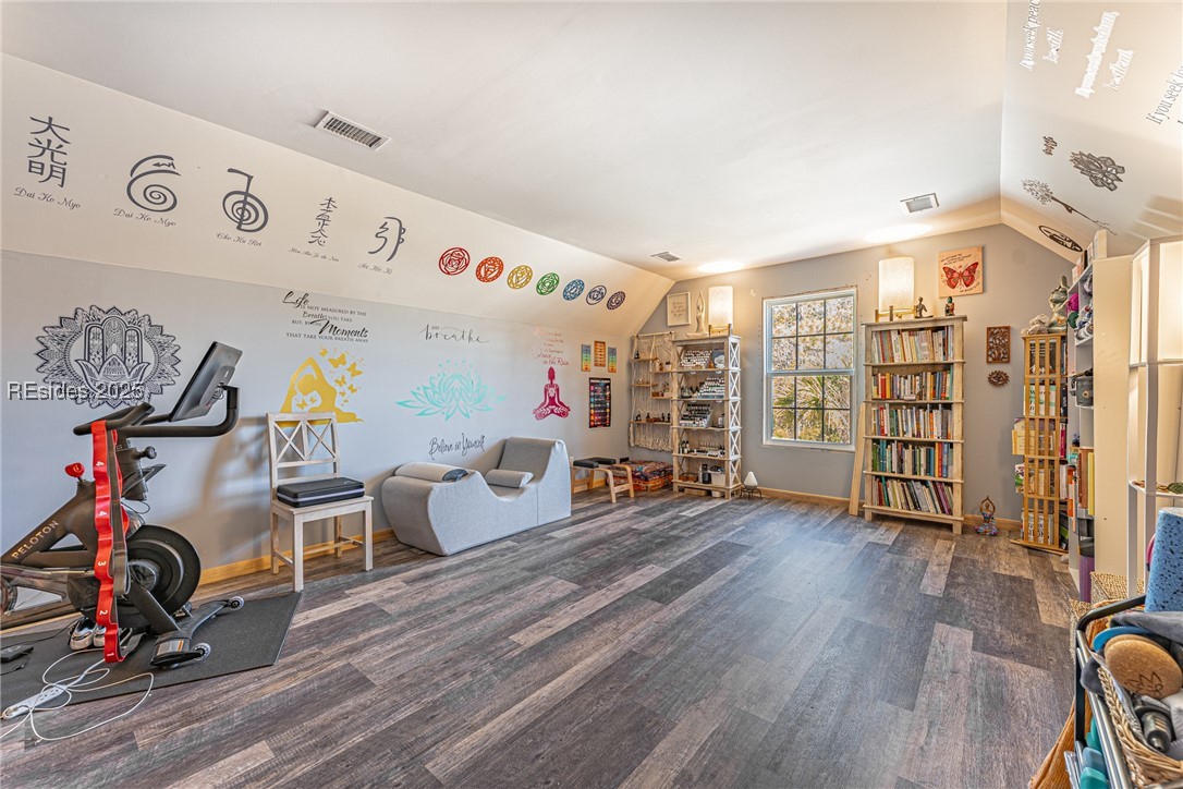 1011 Cj S Place