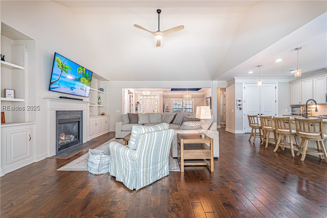 1011 Cj S Place