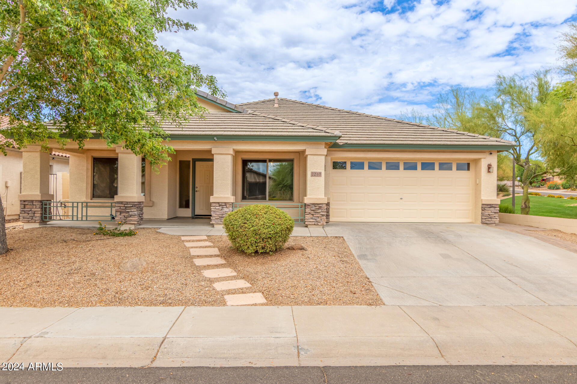 2210 W DALE Lane