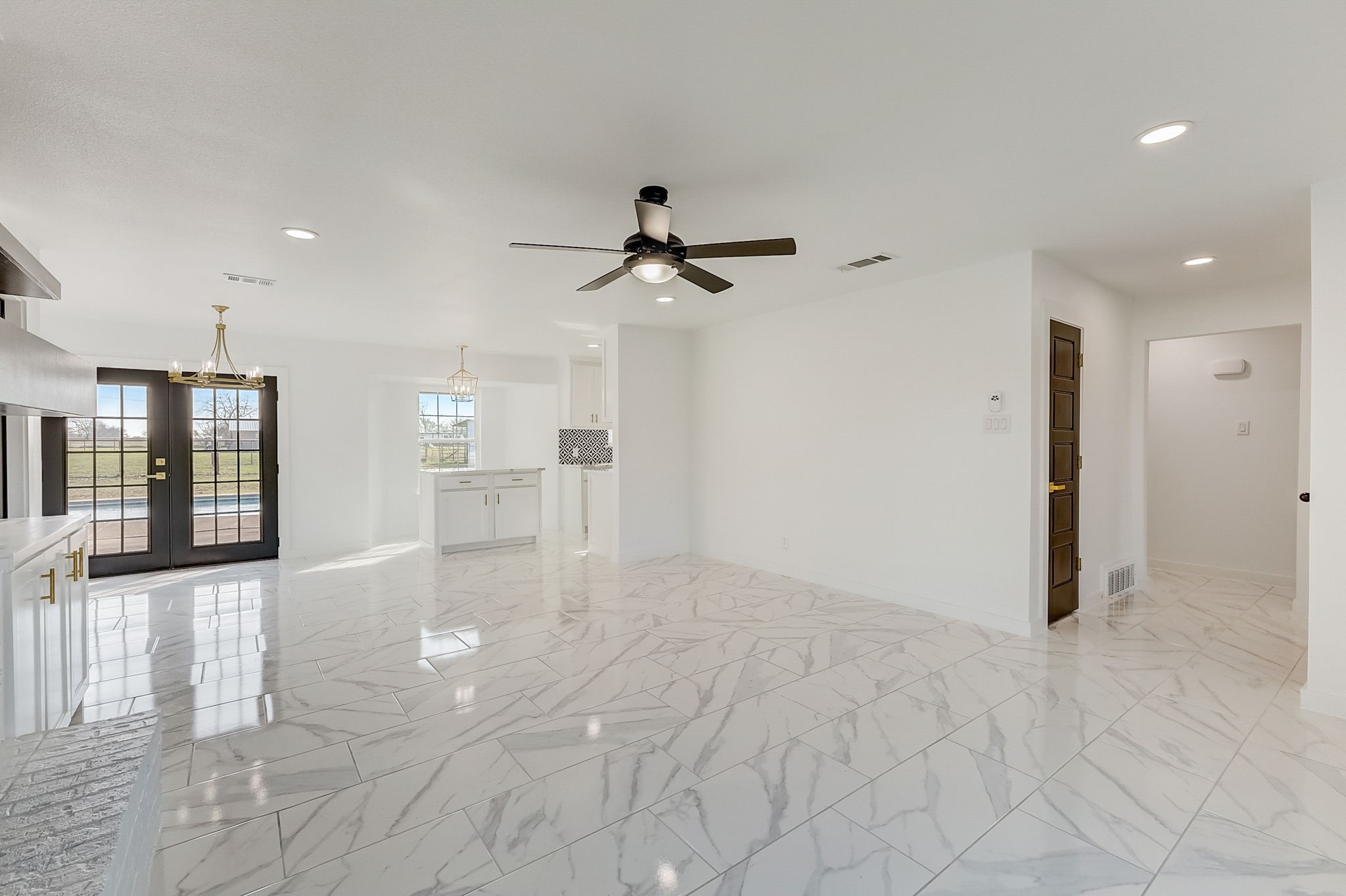 1413 W Cleburne Road