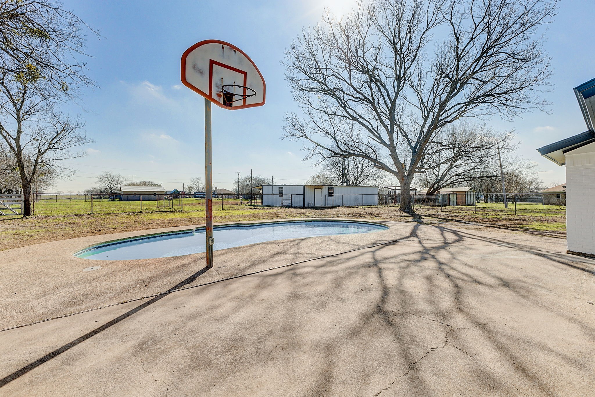 1413 W Cleburne Road