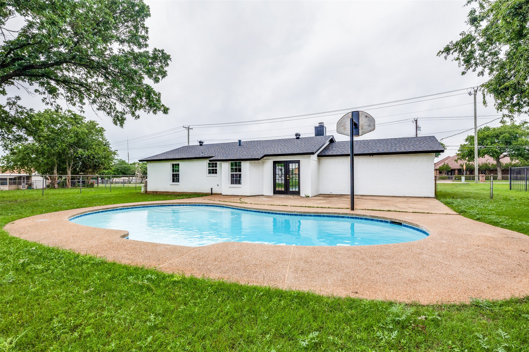 1413 W Cleburne Road