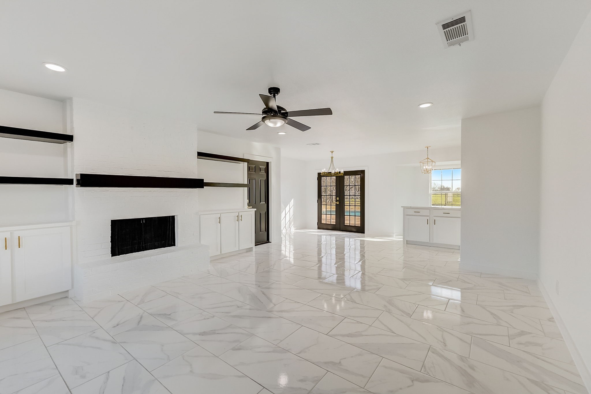 1413 W Cleburne Road