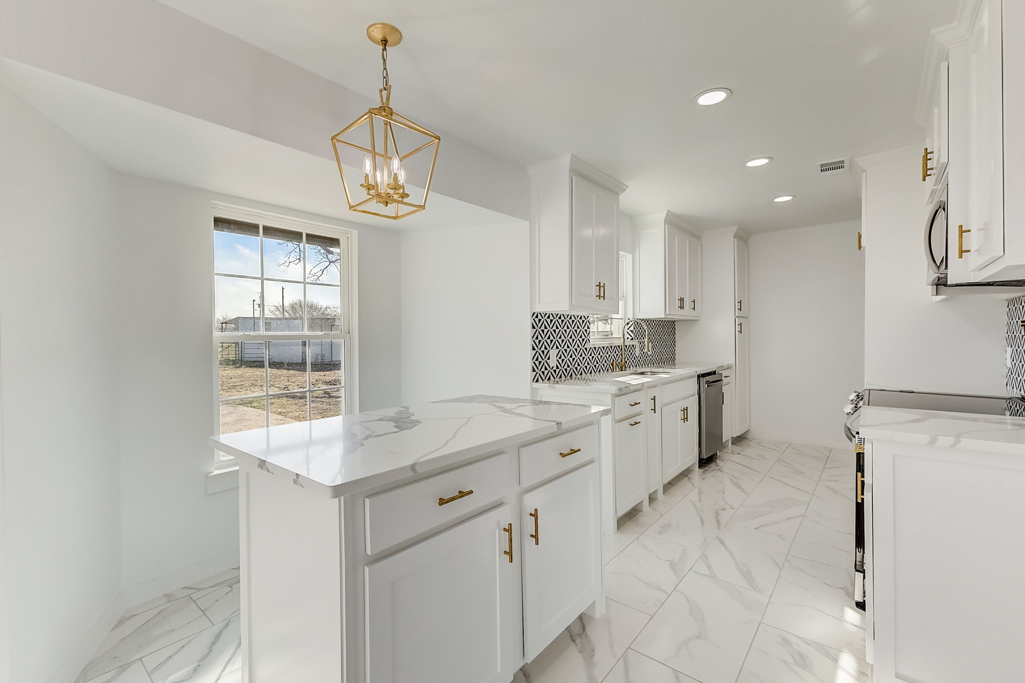1413 W Cleburne Road