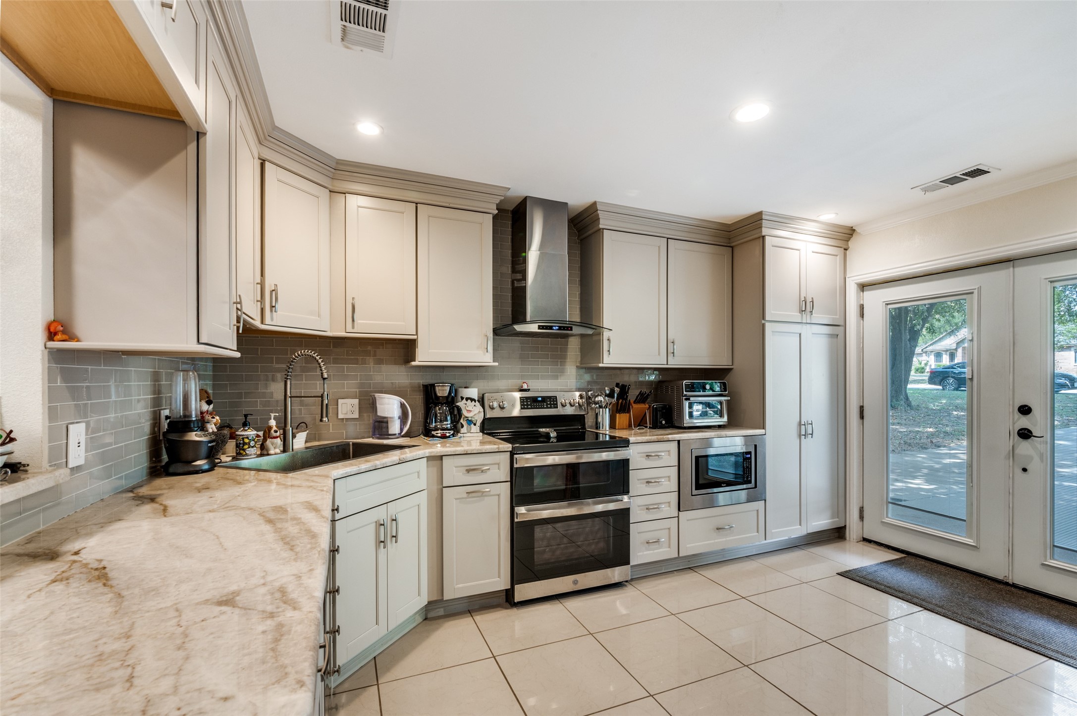 407 E Oakdale Street