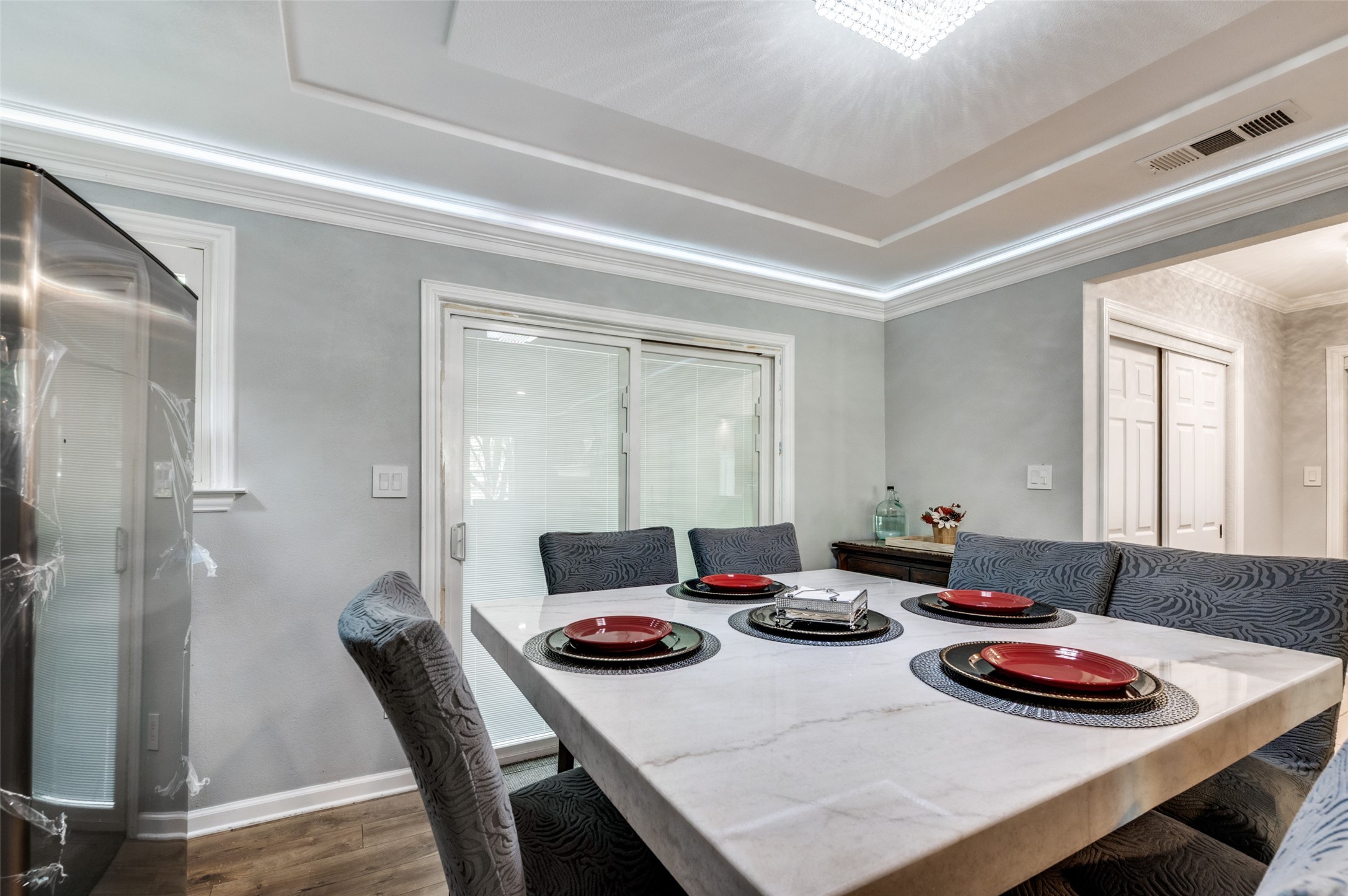 407 E Oakdale Street