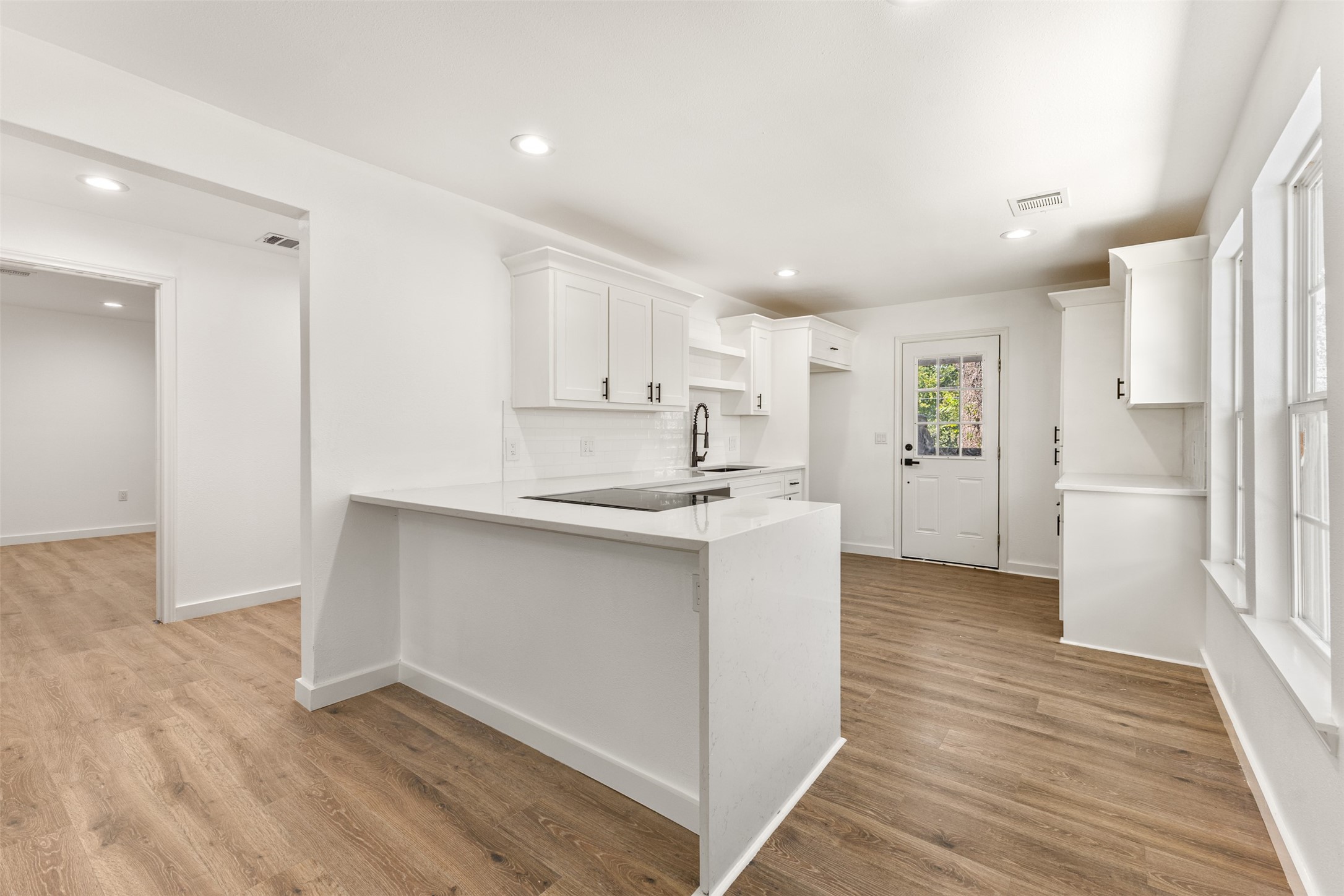 2911 S Denley