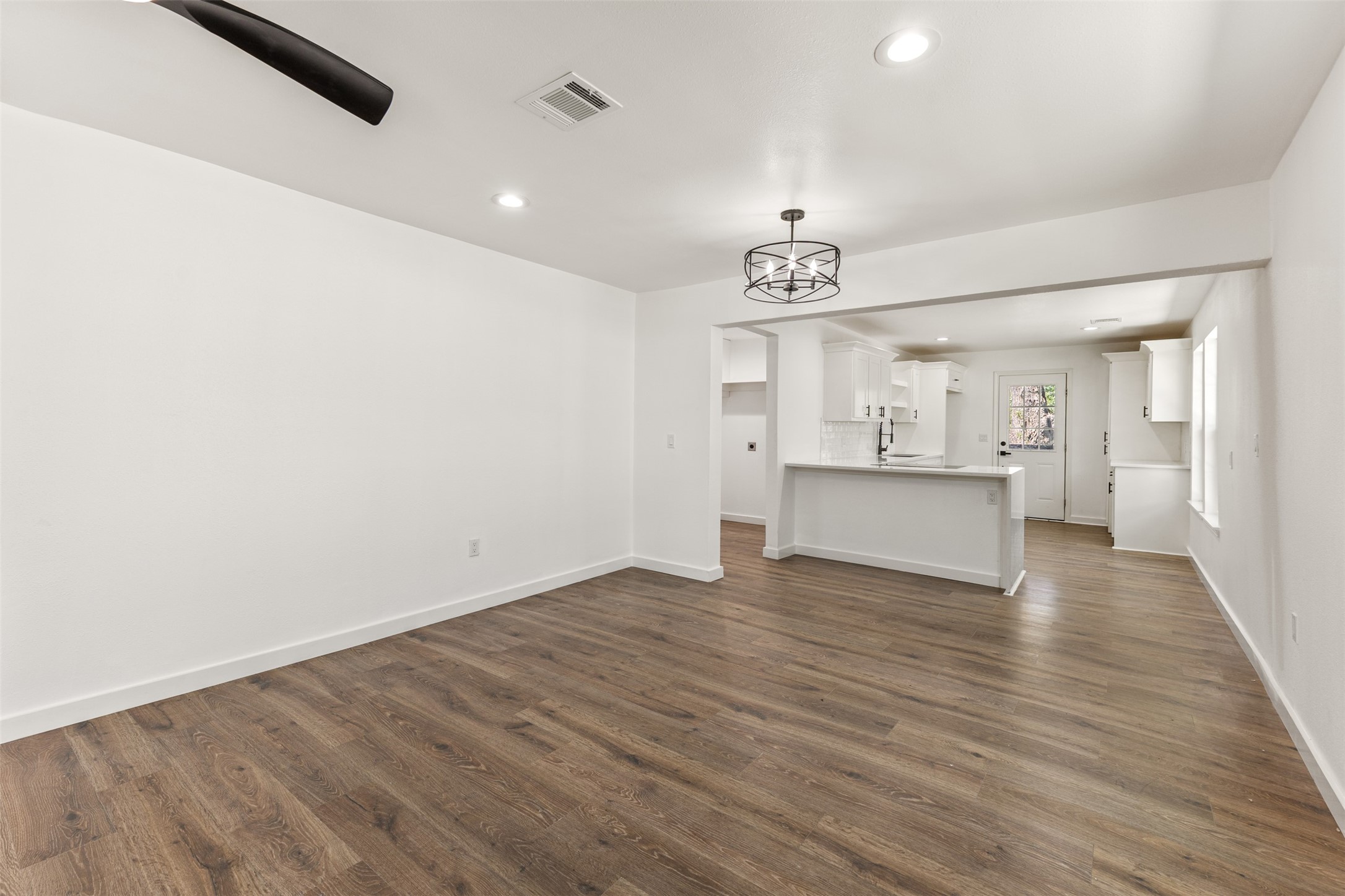 2911 S Denley