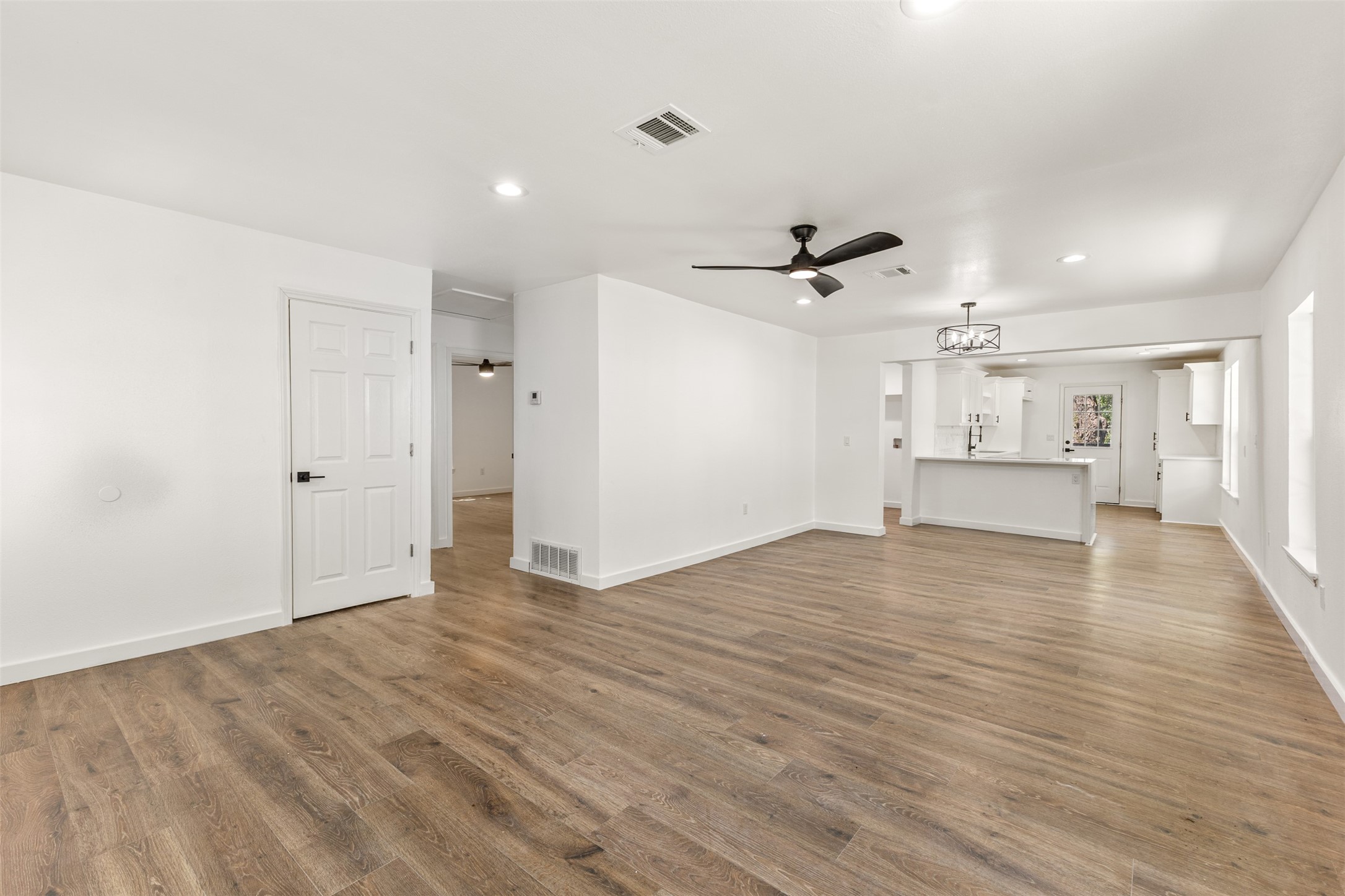 2911 S Denley