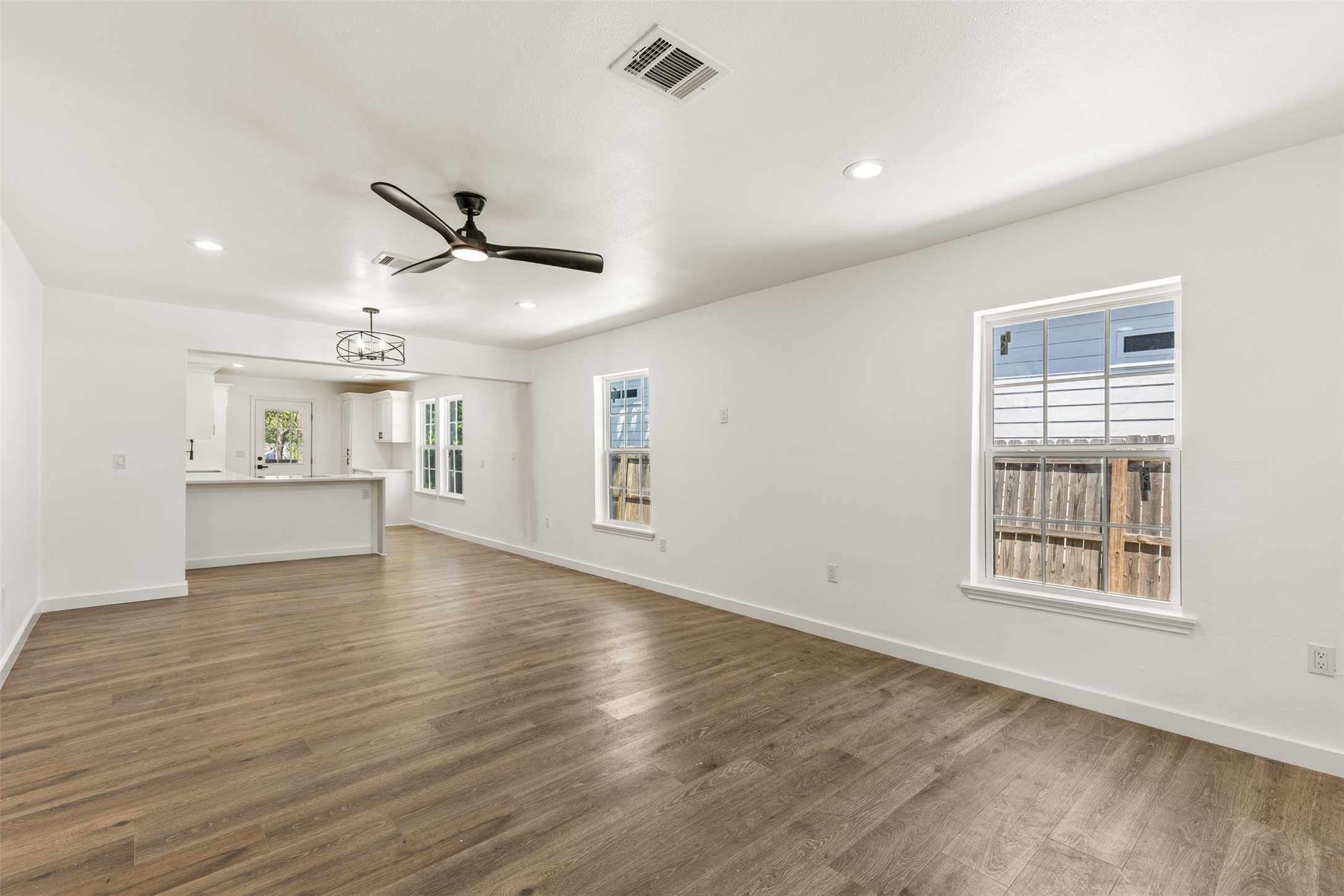 2911 S Denley
