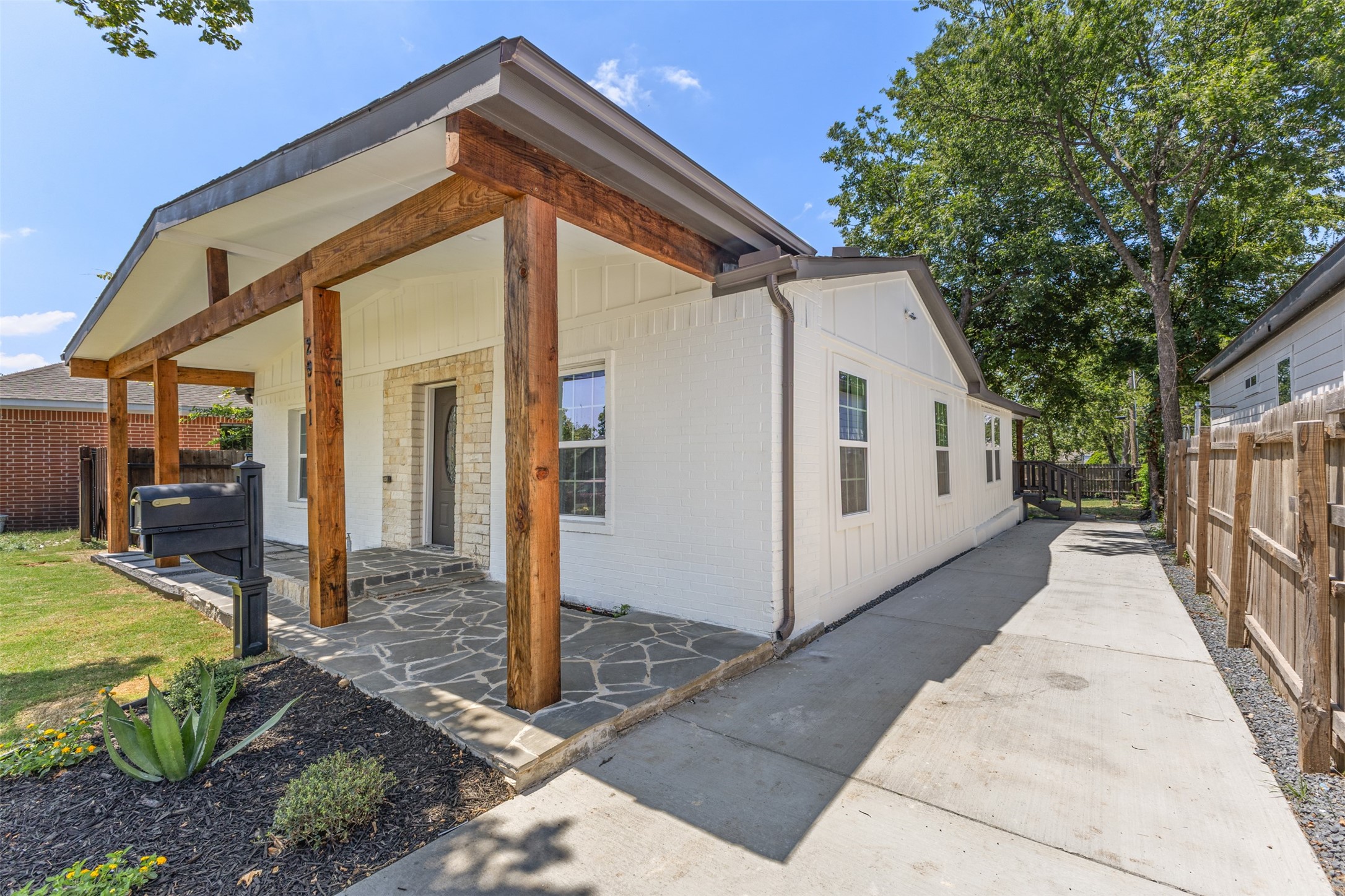 2911 S Denley