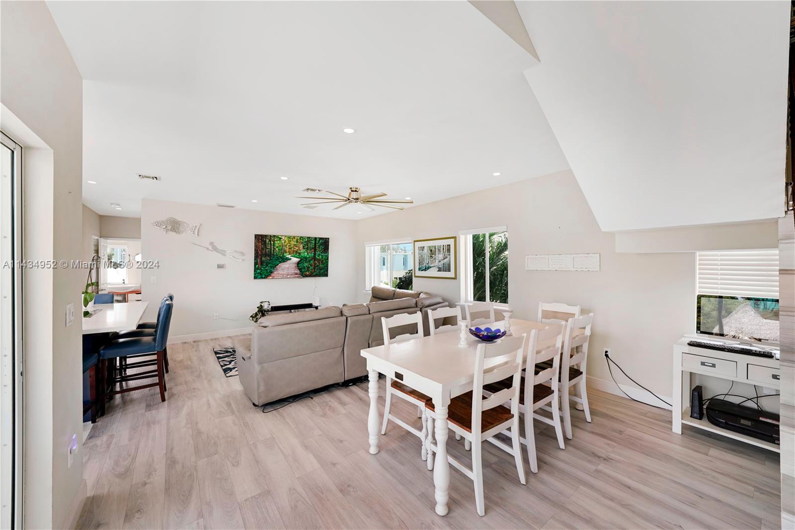 706 Grouper Ln