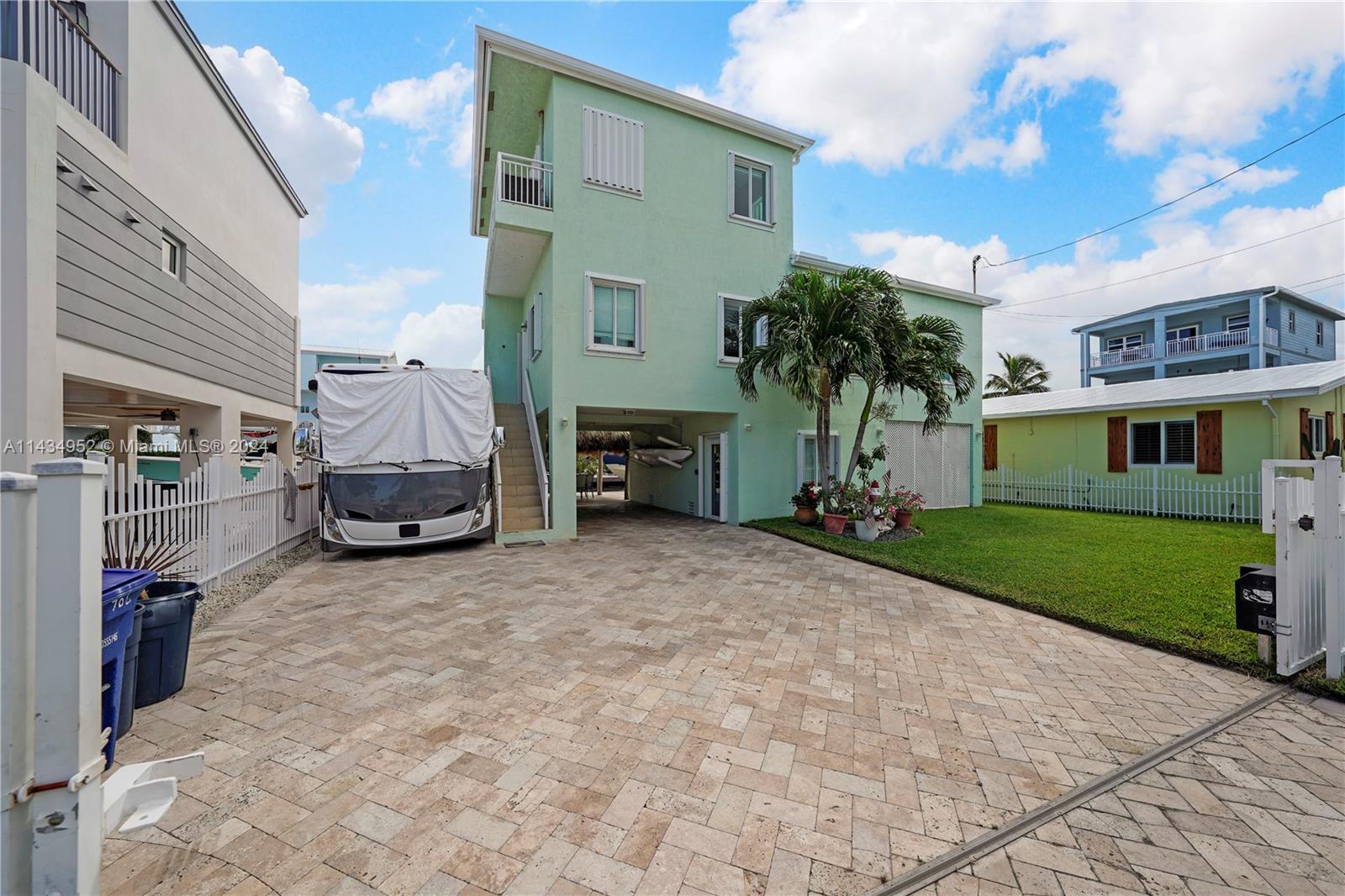 706 Grouper Ln
