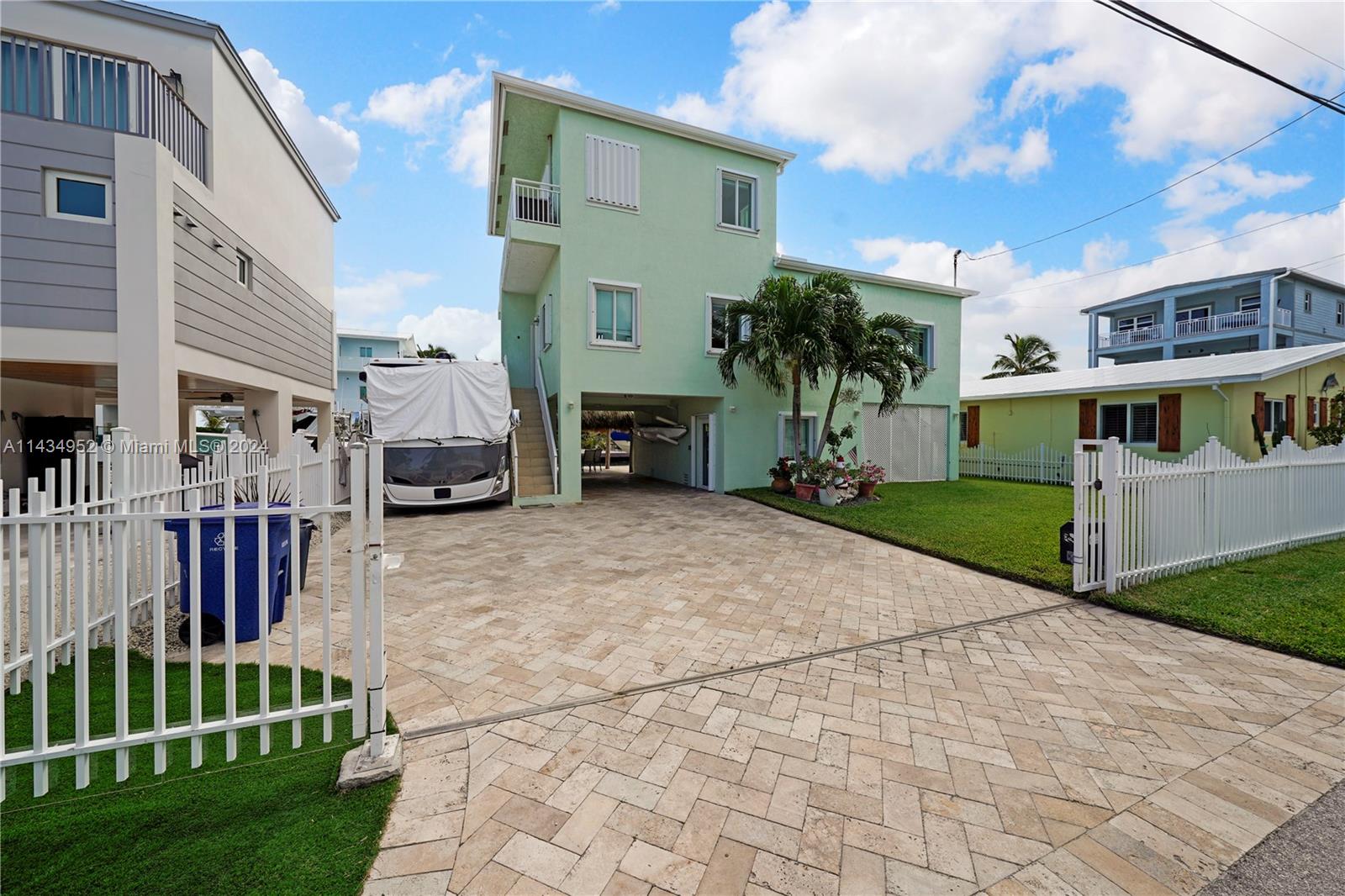 706 Grouper Ln