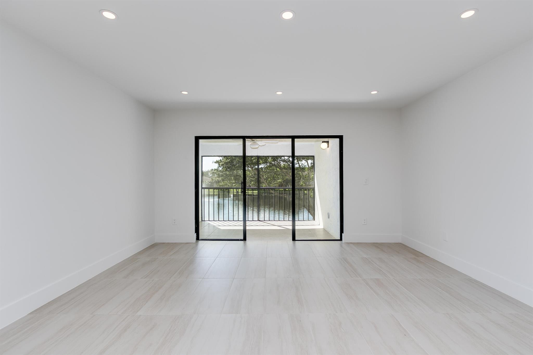 9293 Vista Del Lago 15f