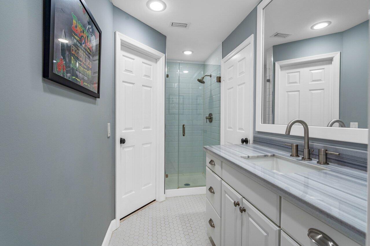 5600 Coach House Circle H