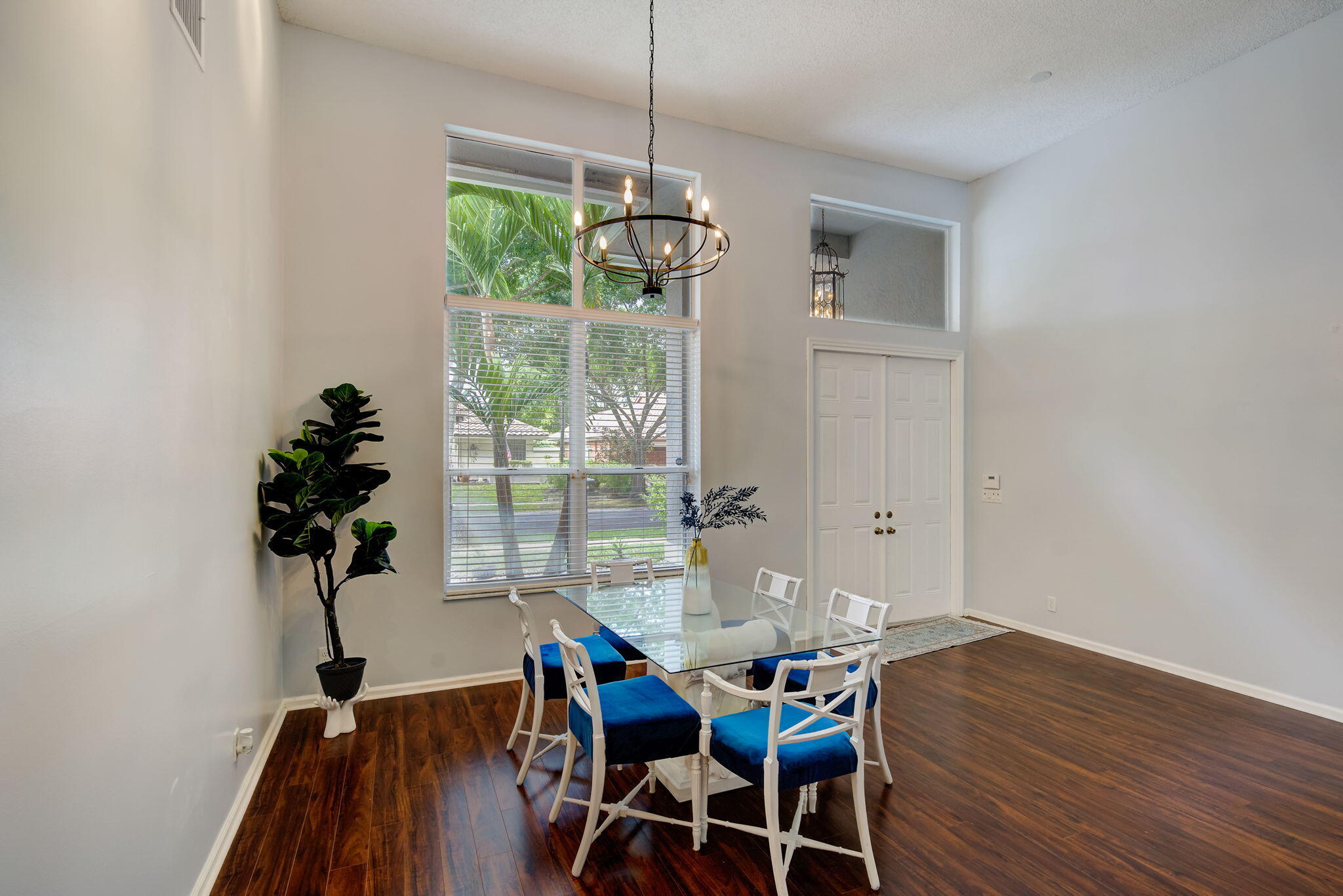 10663 Avenida Santa Ana