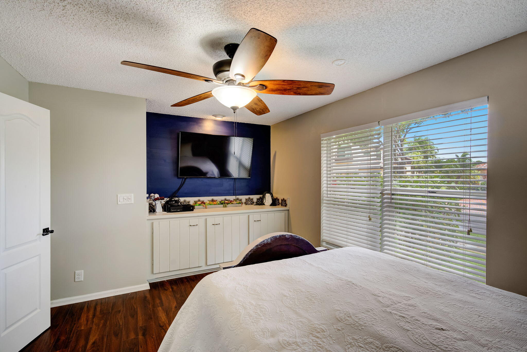 10663 Avenida Santa Ana