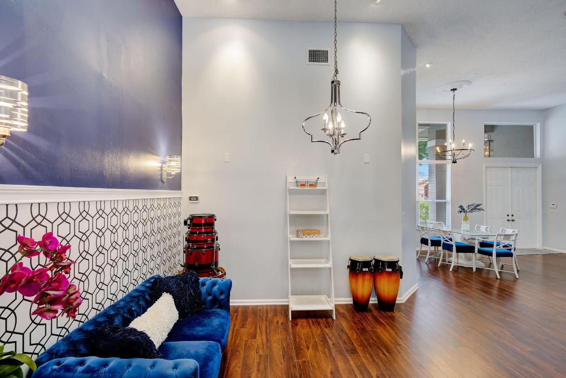 10663 Avenida Santa Ana