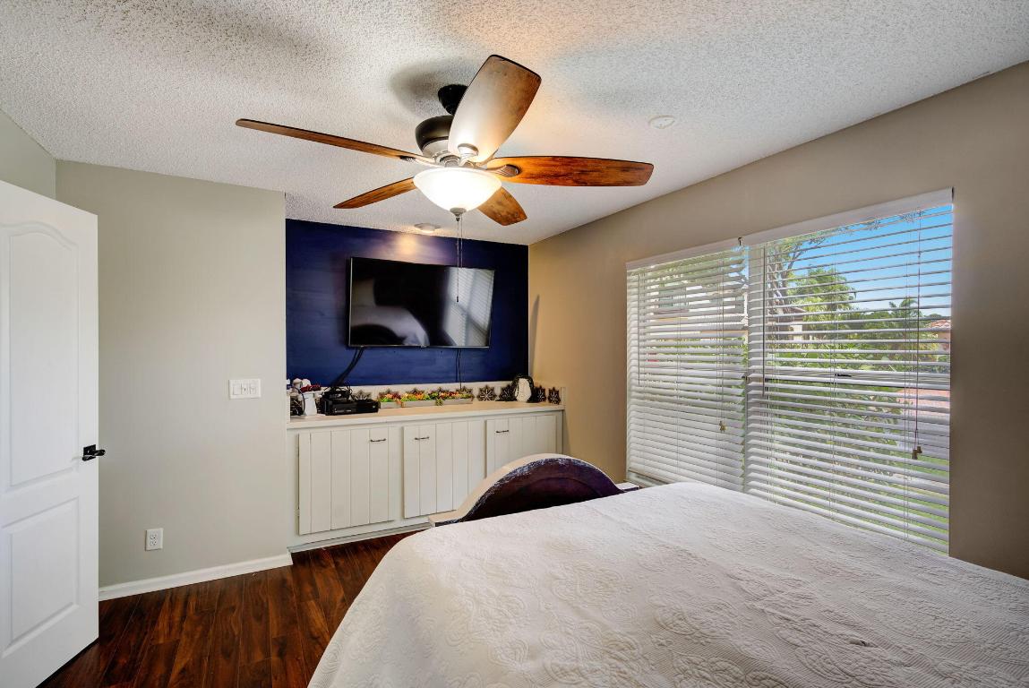 10663 Avenida Santa Ana