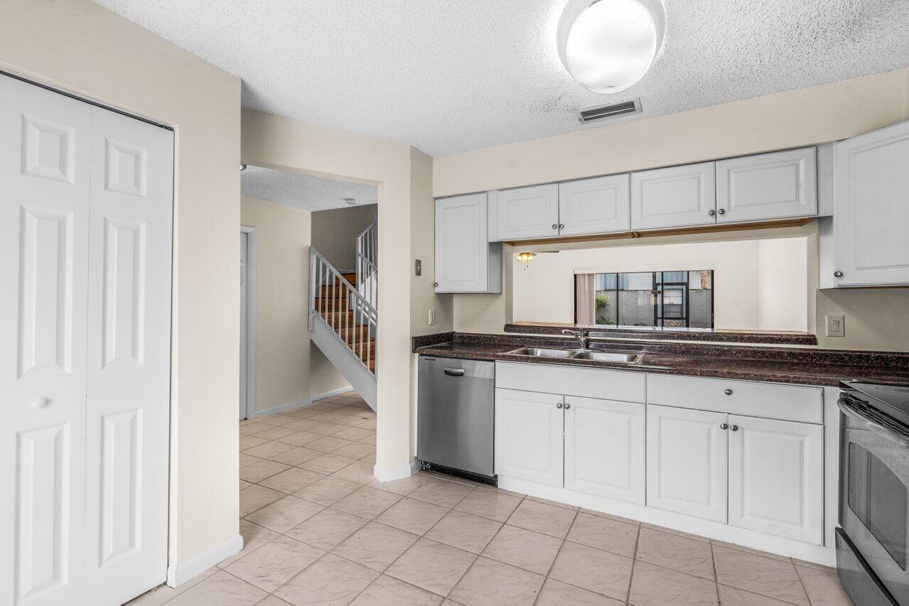 9112 SW 21st Court E