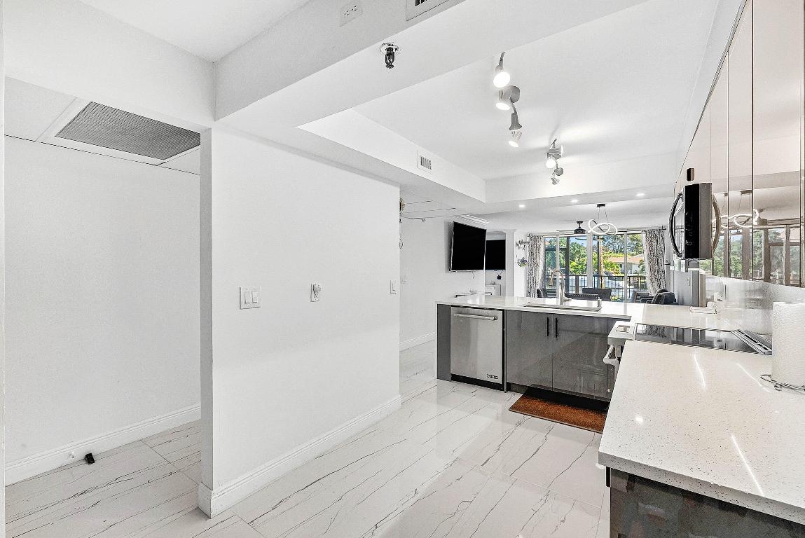 18 Royal Palm Way 109