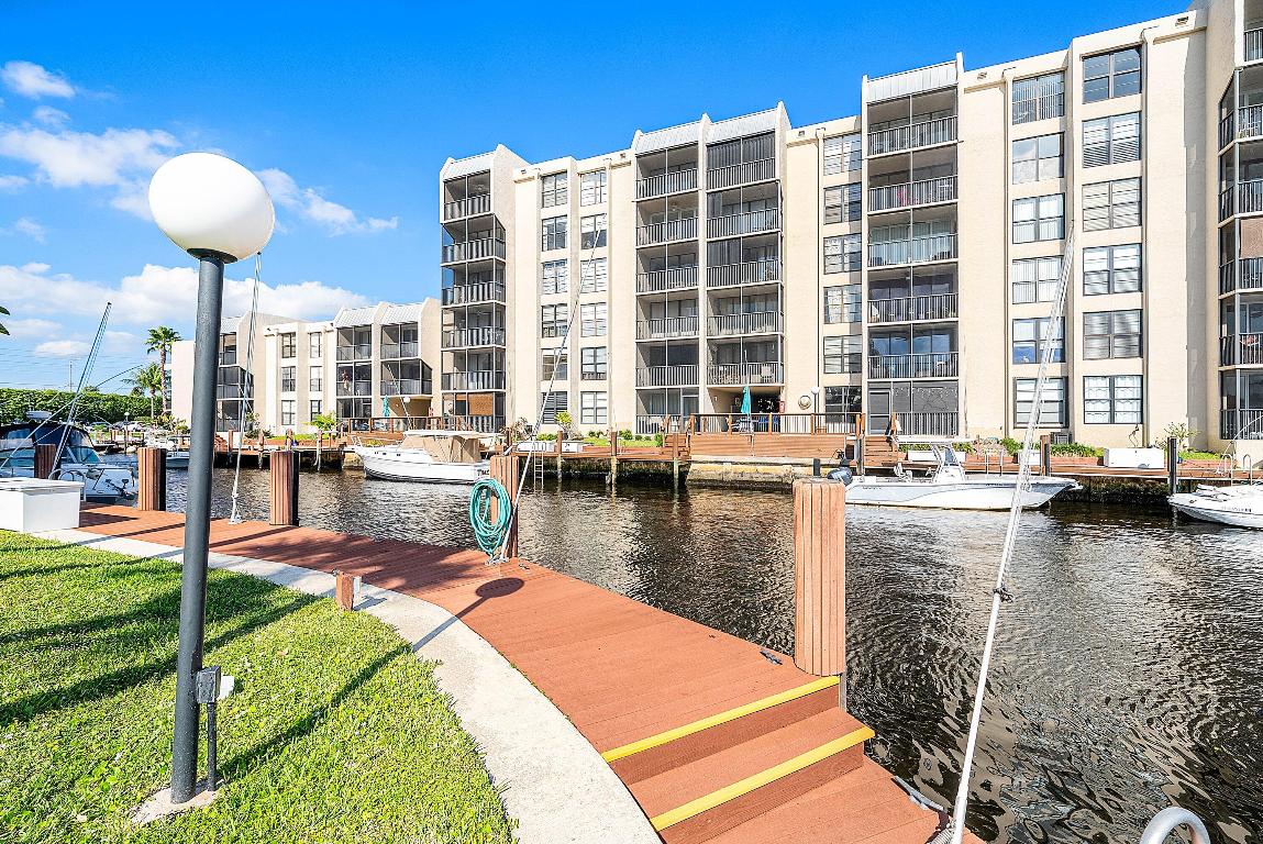 18 Royal Palm Way 109