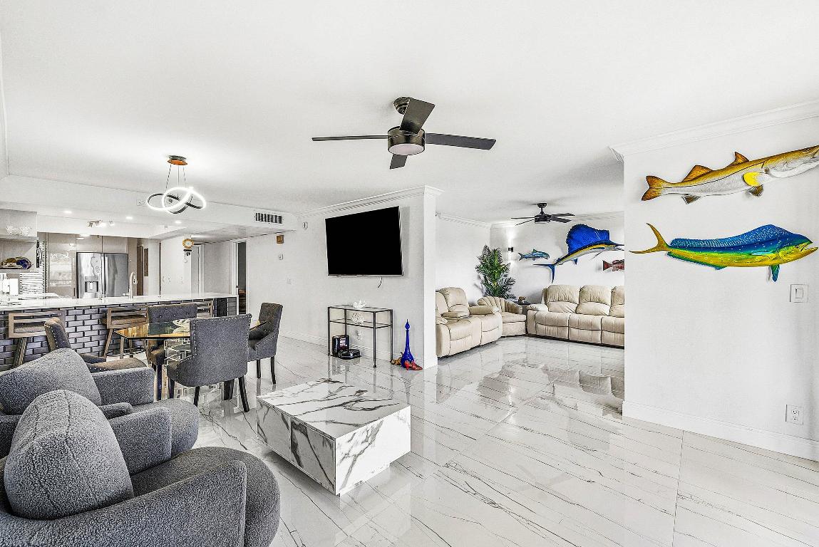 18 Royal Palm Way 109